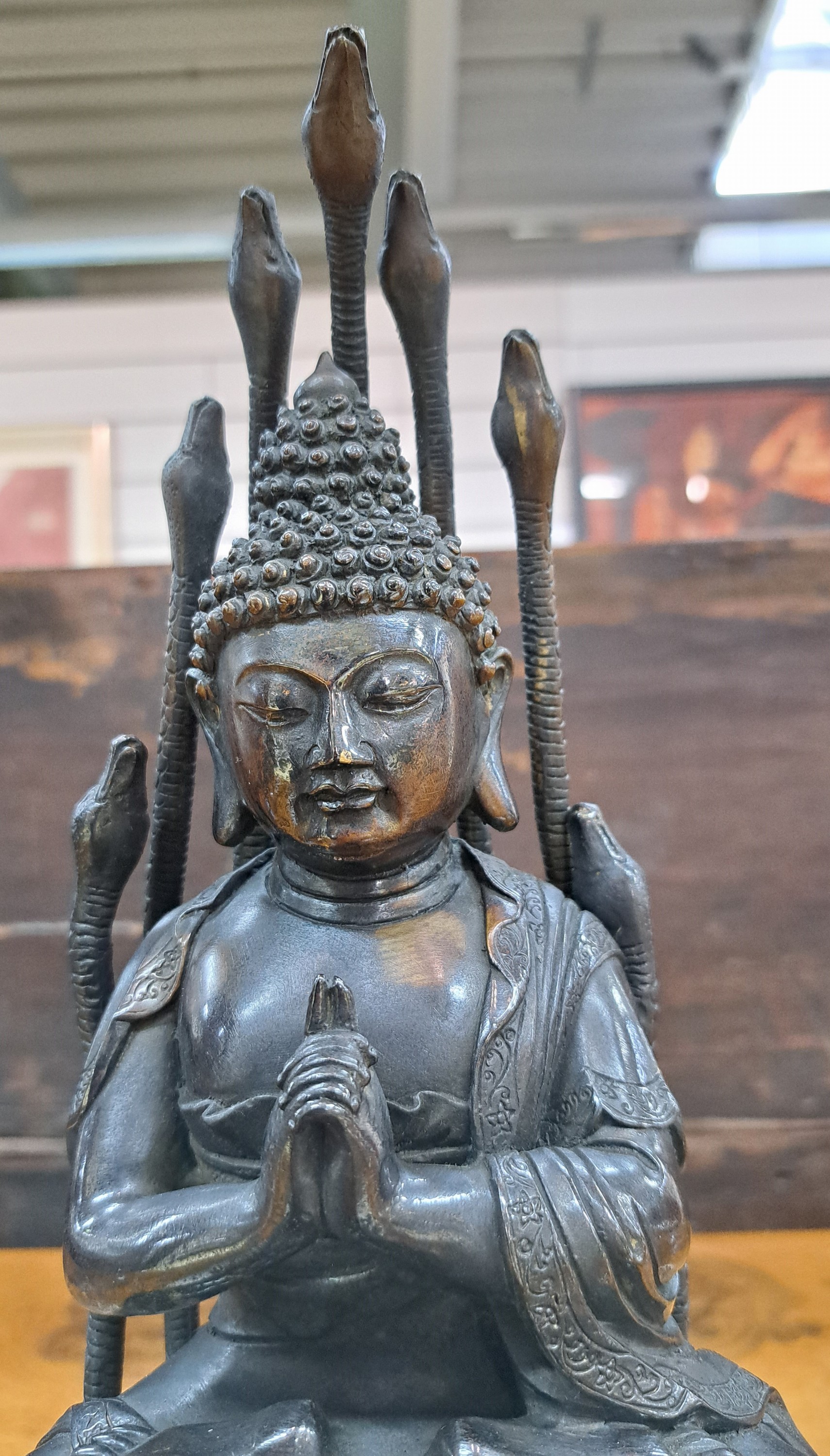 Detail b: Gautama Buddha, China 20. Jh., silberhaltige Bronze, partiell vergoldet, beschützt von sieben Schlangen während der Meditation, H. 32 cm