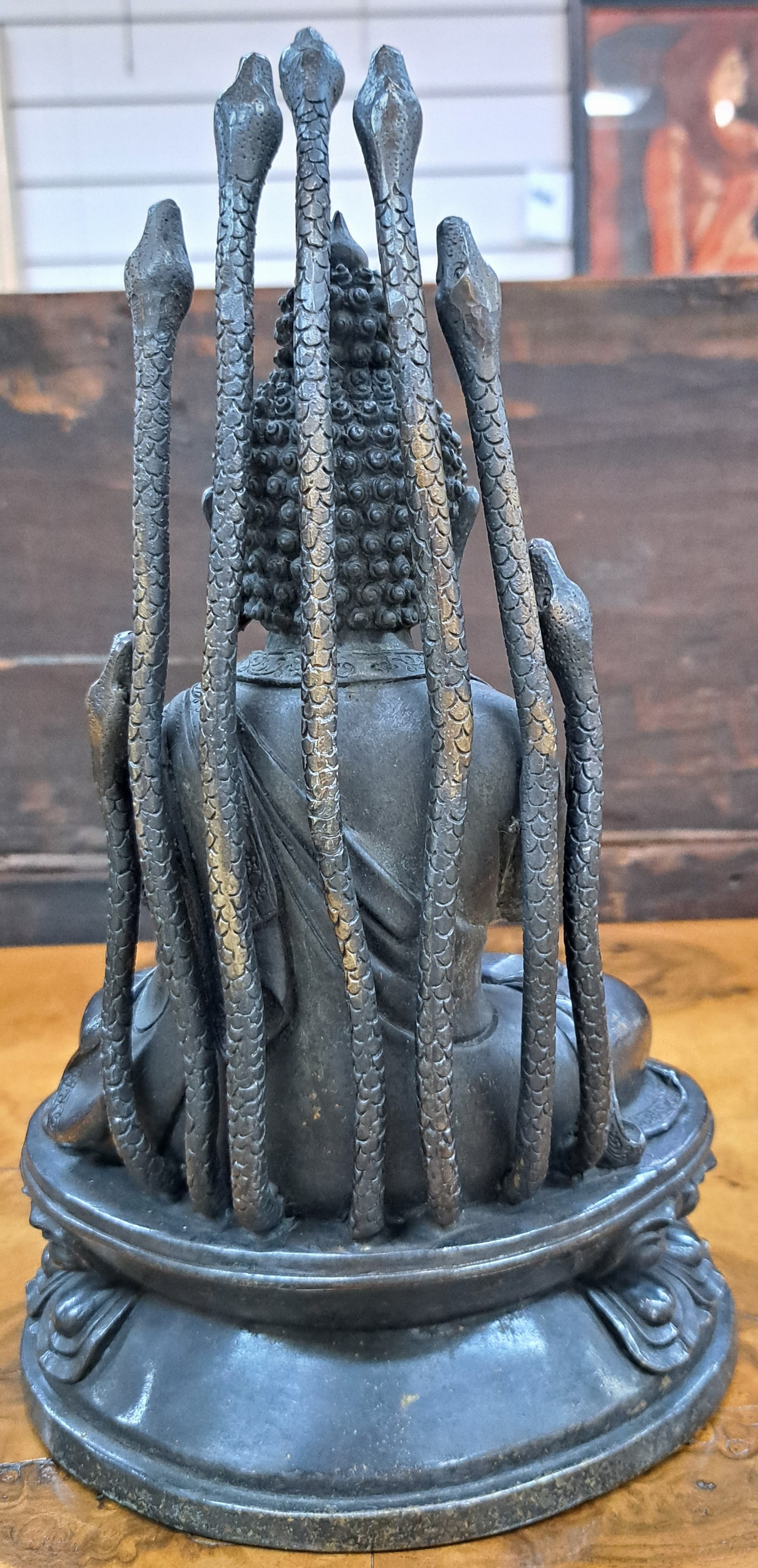 Detail c: Gautama Buddha, China 20. Jh., silberhaltige Bronze, partiell vergoldet, beschützt von sieben Schlangen während der Meditation, H. 32 cm