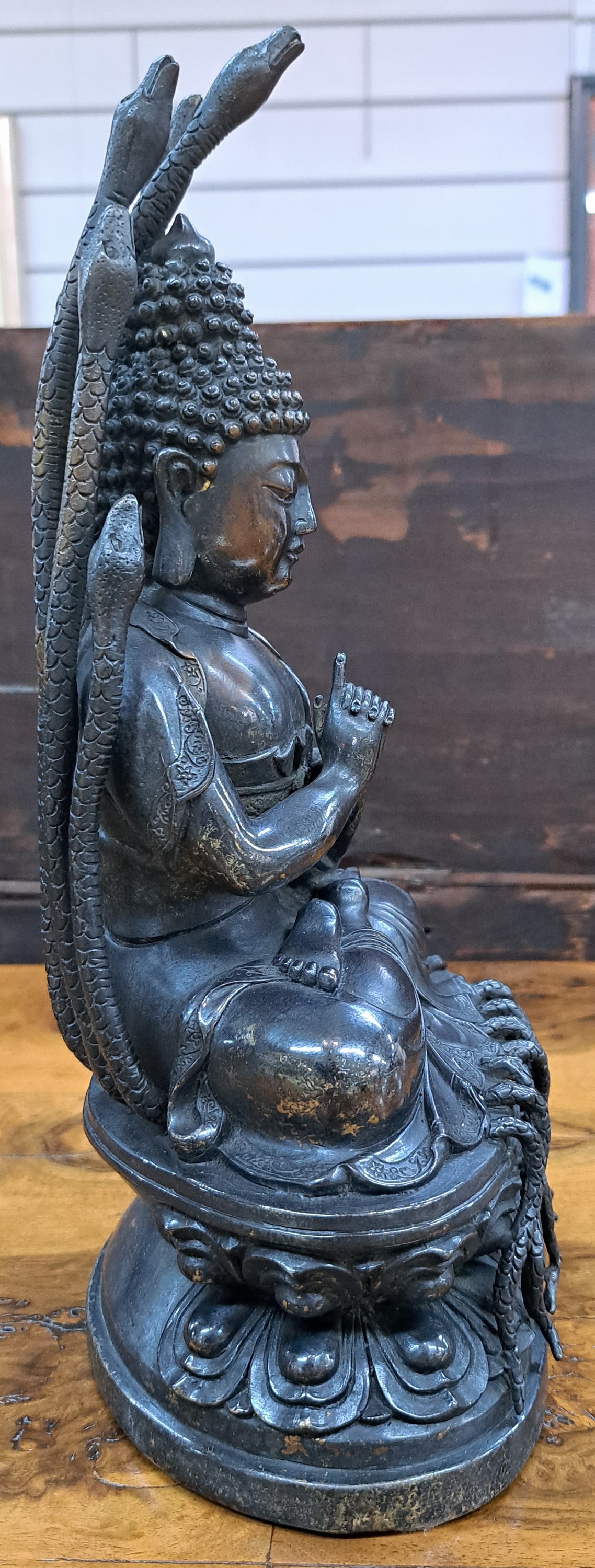 Detail d: Gautama Buddha, China 20. Jh., silberhaltige Bronze, partiell vergoldet, beschützt von sieben Schlangen während der Meditation, H. 32 cm