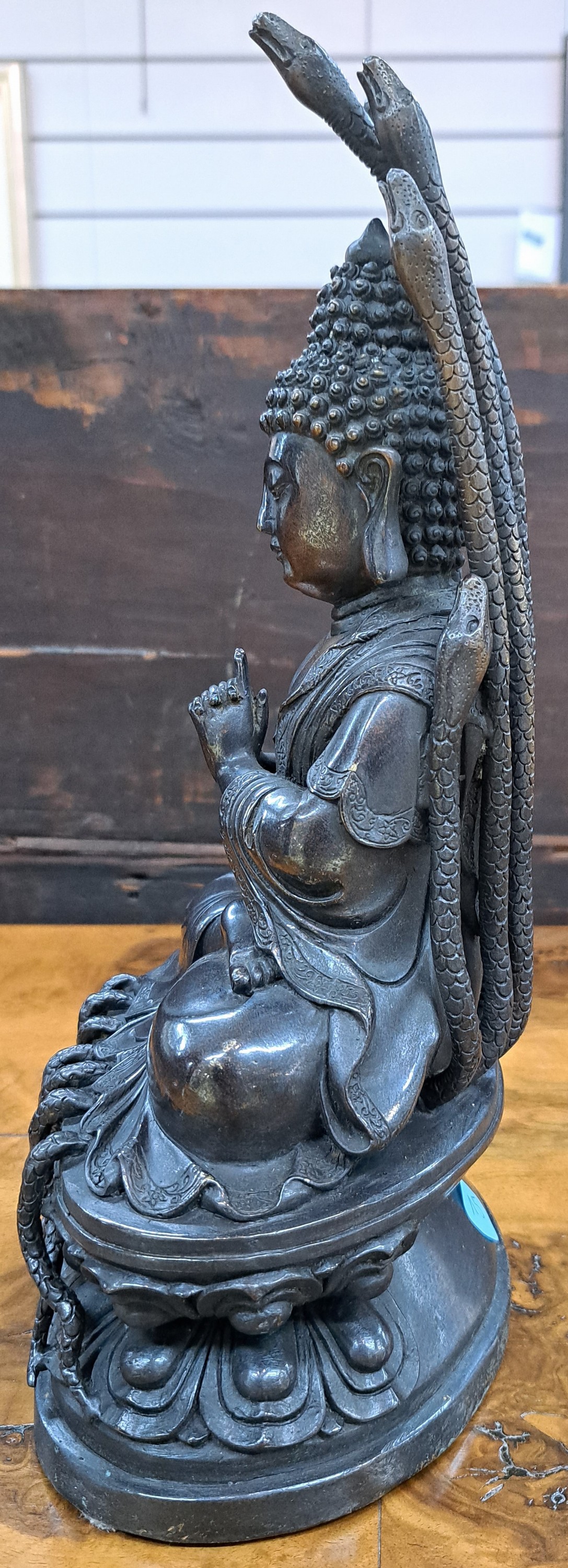 Detail e: Gautama Buddha, China 20. Jh., silberhaltige Bronze, partiell vergoldet, beschützt von sieben Schlangen während der Meditation, H. 32 cm