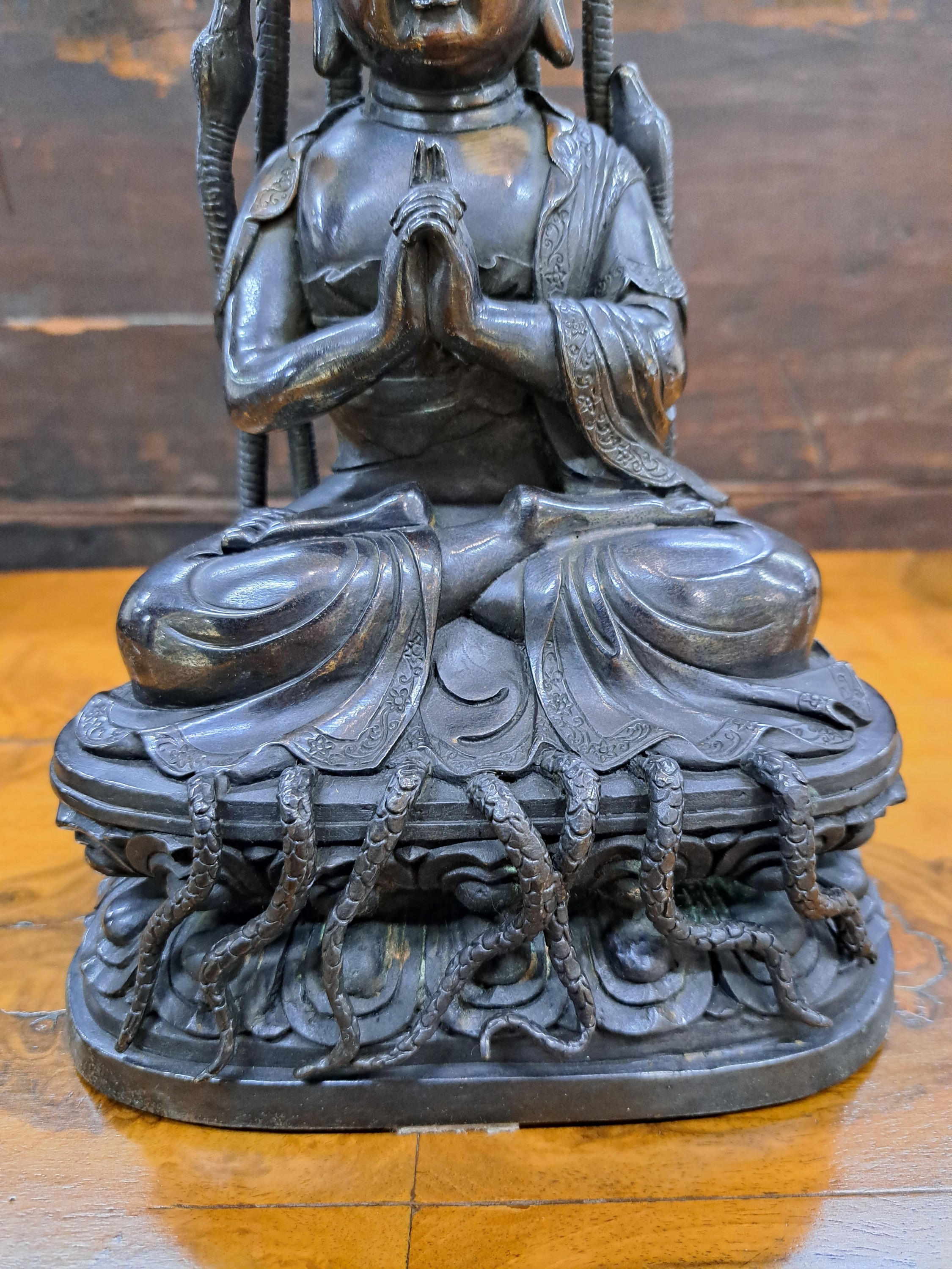 Detail f: Gautama Buddha, China 20. Jh., silberhaltige Bronze, partiell vergoldet, beschützt von sieben Schlangen während der Meditation, H. 32 cm