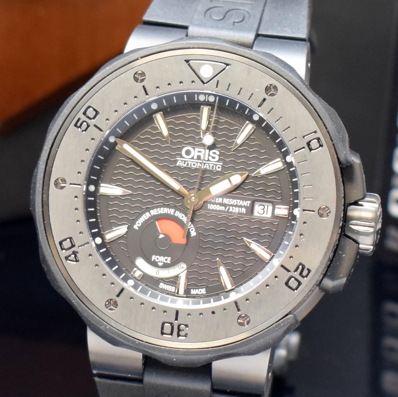 Detail a: ORIS Col Moschin auf 2000 Stück limitierte Herrenarmbanduhr in Titan, Schweiz um 2010, Automatik, orig. Kautschukband m. Titanfaltschl., Boden u. ...