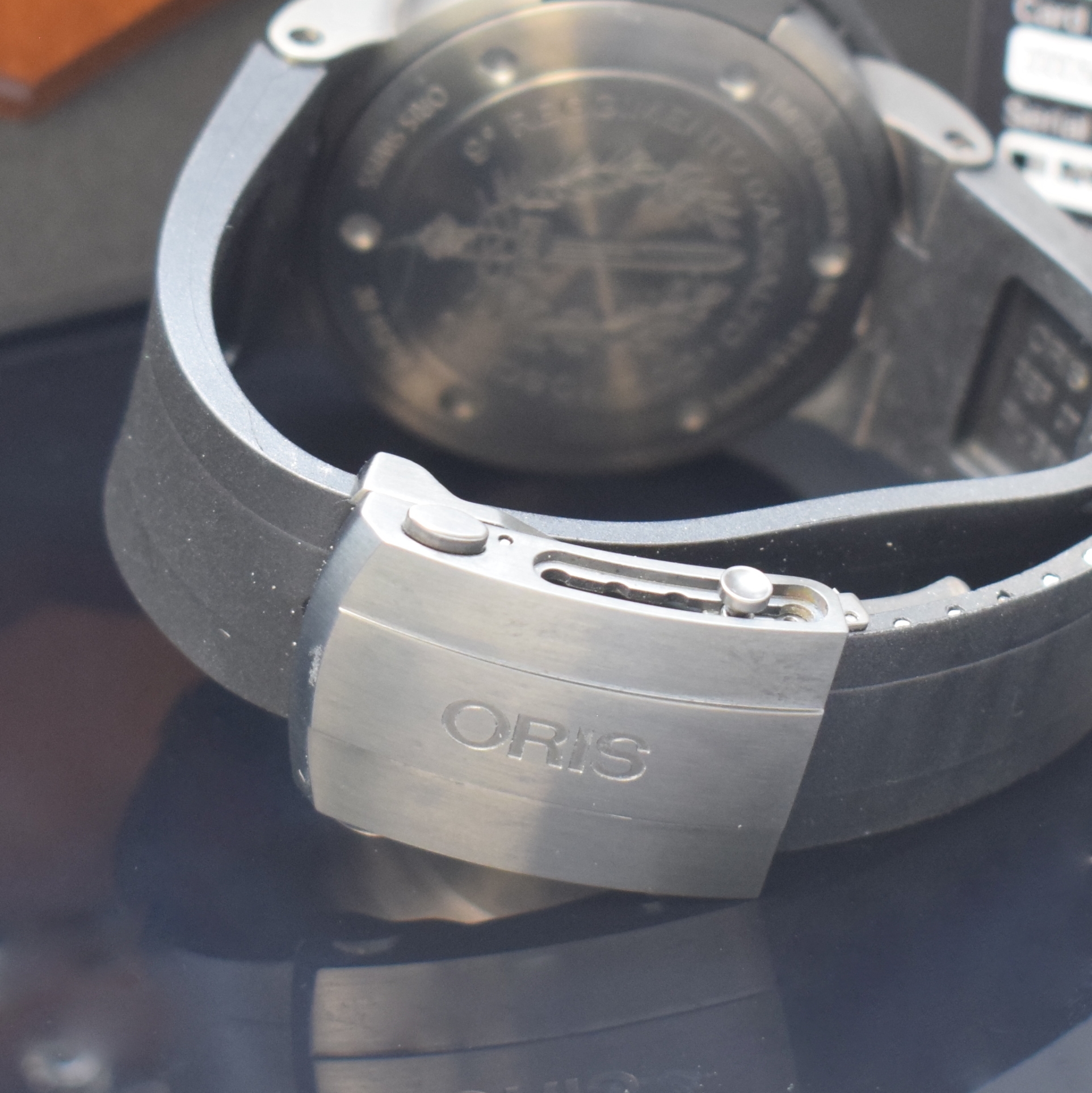 Detail b: ORIS Col Moschin auf 2000 Stück limitierte Herrenarmbanduhr in Titan, Schweiz um 2010, Automatik, orig. Kautschukband m. Titanfaltschl., Boden u. ...