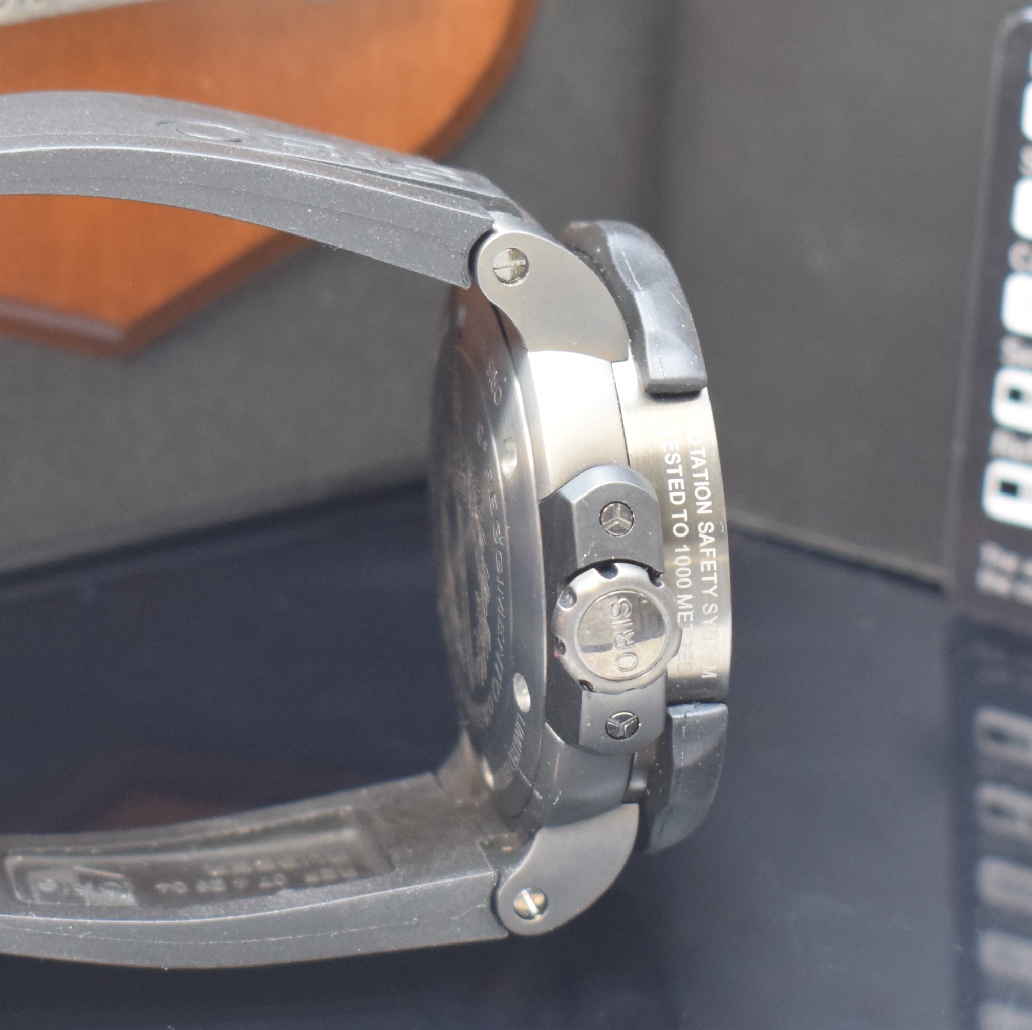 Detail c: ORIS Col Moschin auf 2000 Stück limitierte Herrenarmbanduhr in Titan, Schweiz um 2010, Automatik, orig. Kautschukband m. Titanfaltschl., Boden u. ...