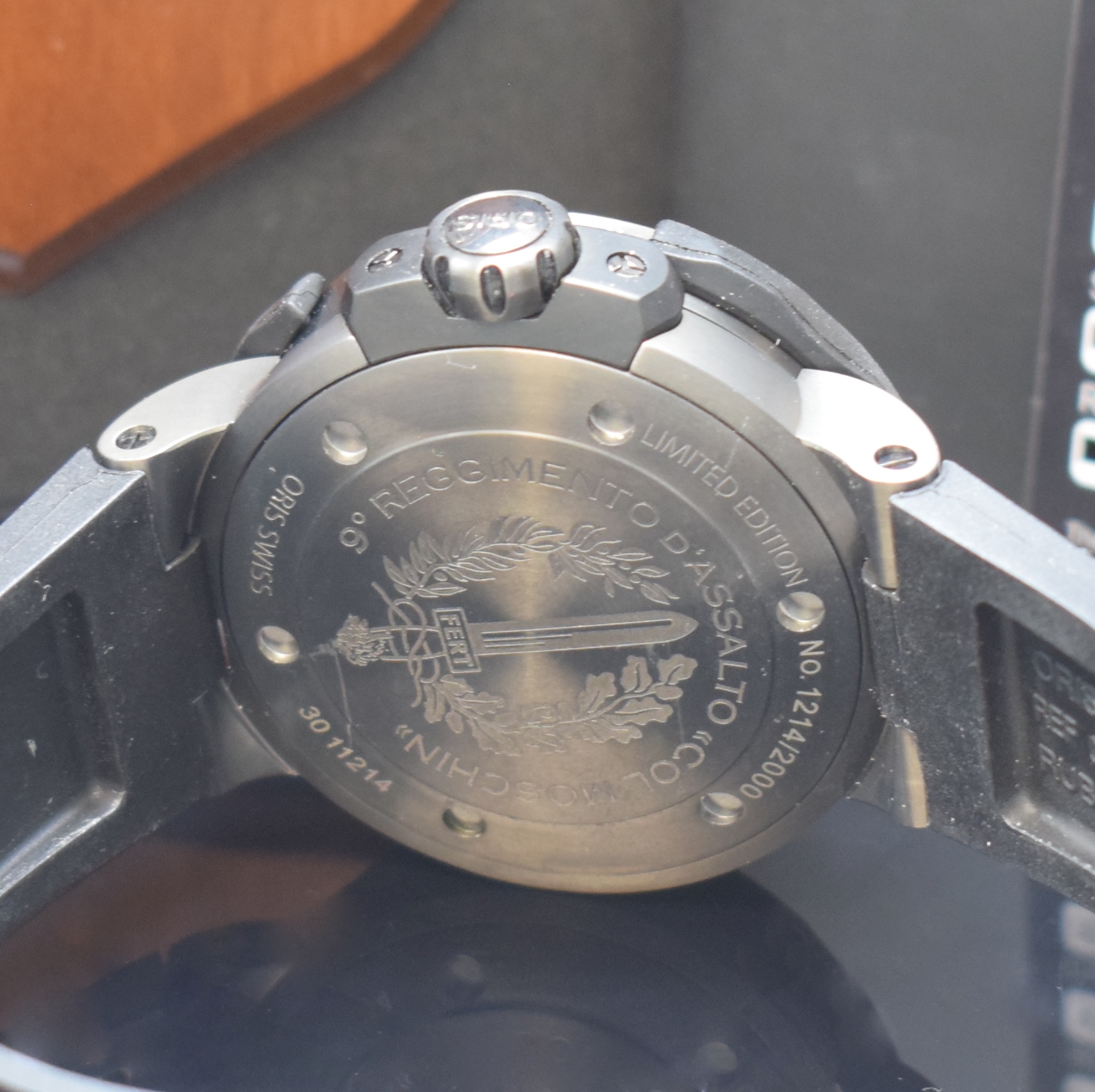 Detail d: ORIS Col Moschin auf 2000 Stück limitierte Herrenarmbanduhr in Titan, Schweiz um 2010, Automatik, orig. Kautschukband m. Titanfaltschl., Boden u. ...