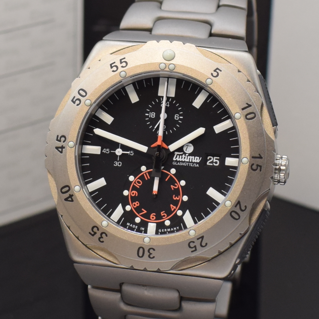 Detail a: TUTIMA M2 Pioneer Armbandchronograph Referenz 6451-03, Deutschland verk. lt. beil. Pap. 11/2015, Automatik, Titangeh. inkl. orig. Titan-Gliederband ...