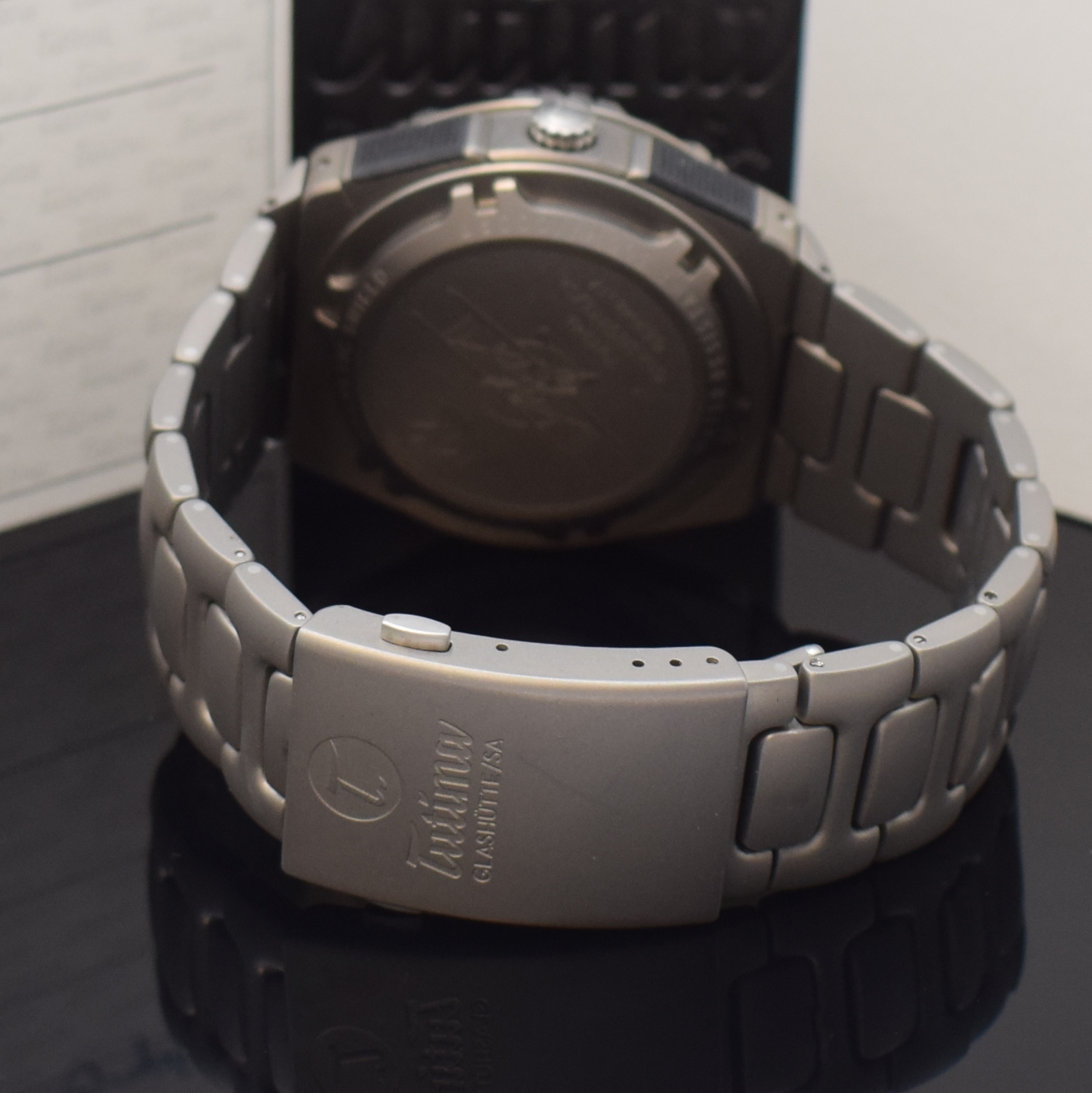 Detail b: TUTIMA M2 Pioneer Armbandchronograph Referenz 6451-03, Deutschland verk. lt. beil. Pap. 11/2015, Automatik, Titangeh. inkl. orig. Titan-Gliederband ...