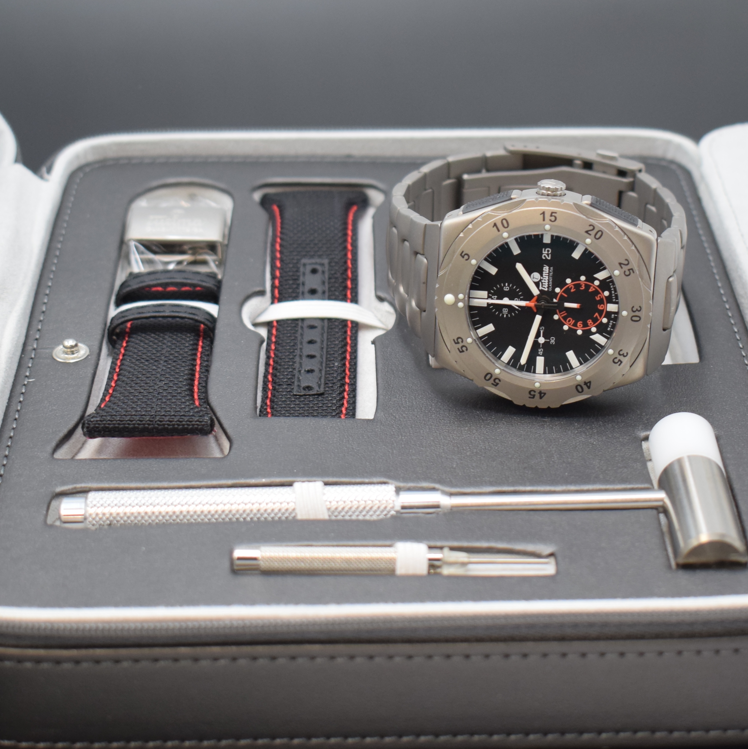 Detail e: TUTIMA M2 Pioneer Armbandchronograph Referenz 6451-03, Deutschland verk. lt. beil. Pap. 11/2015, Automatik, Titangeh. inkl. orig. Titan-Gliederband ...