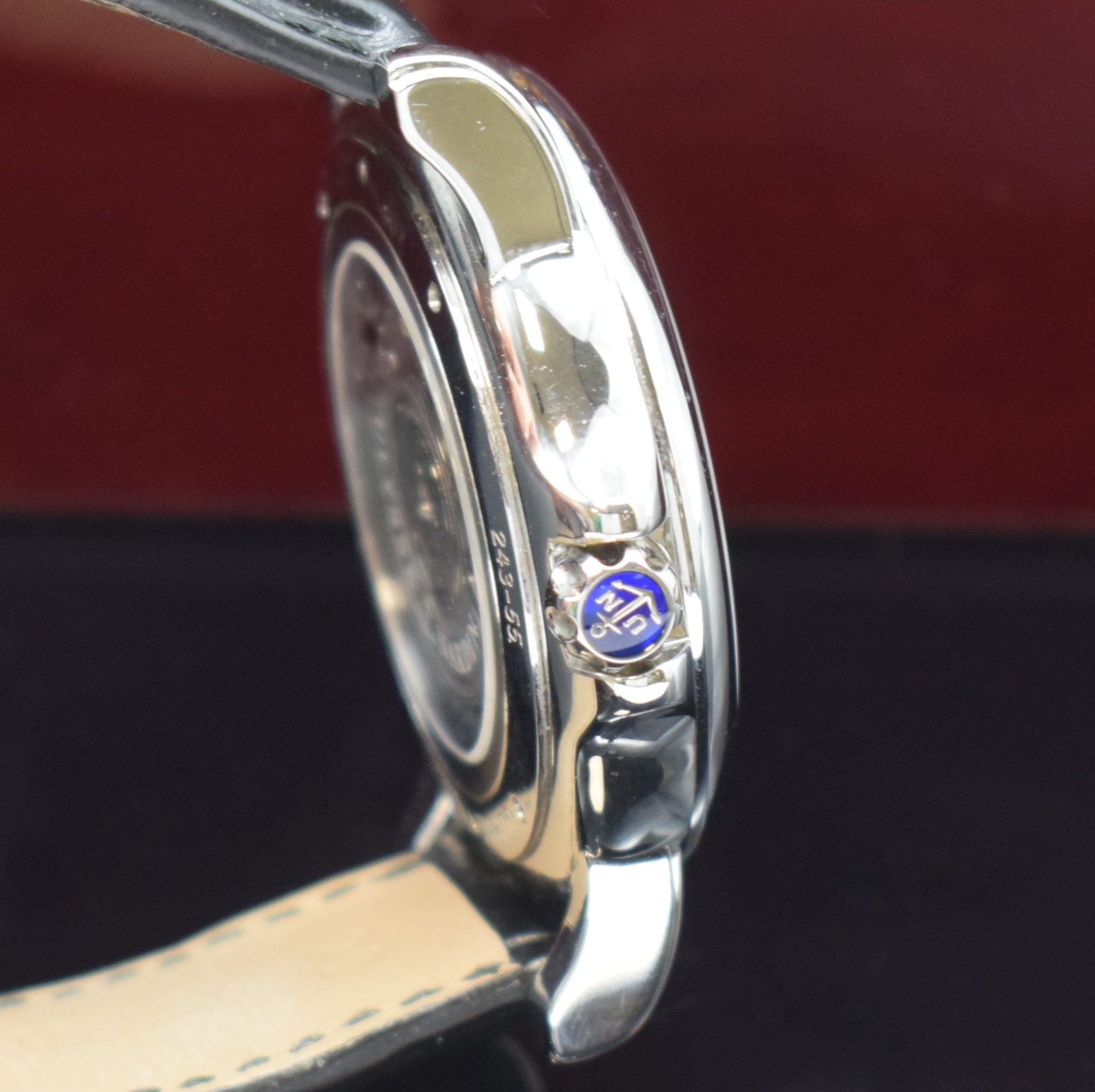 Detail c: ULYSSE NARDIN Dual Time Herrenarmbanduhr Referenz 243-55, Schweiz um 2015, Automatik, beids. vergl. Edelstahlgeh., Boden 6-fach verschr., Krone ...