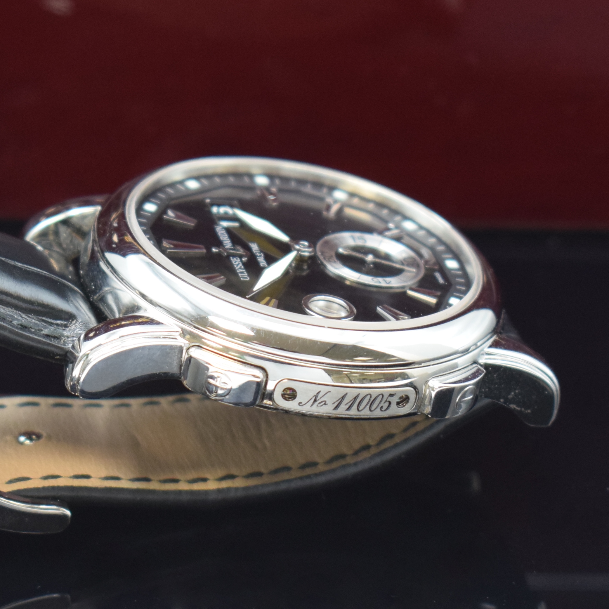 Detail d: ULYSSE NARDIN Dual Time Herrenarmbanduhr Referenz 243-55, Schweiz um 2015, Automatik, beids. vergl. Edelstahlgeh., Boden 6-fach verschr., Krone ...