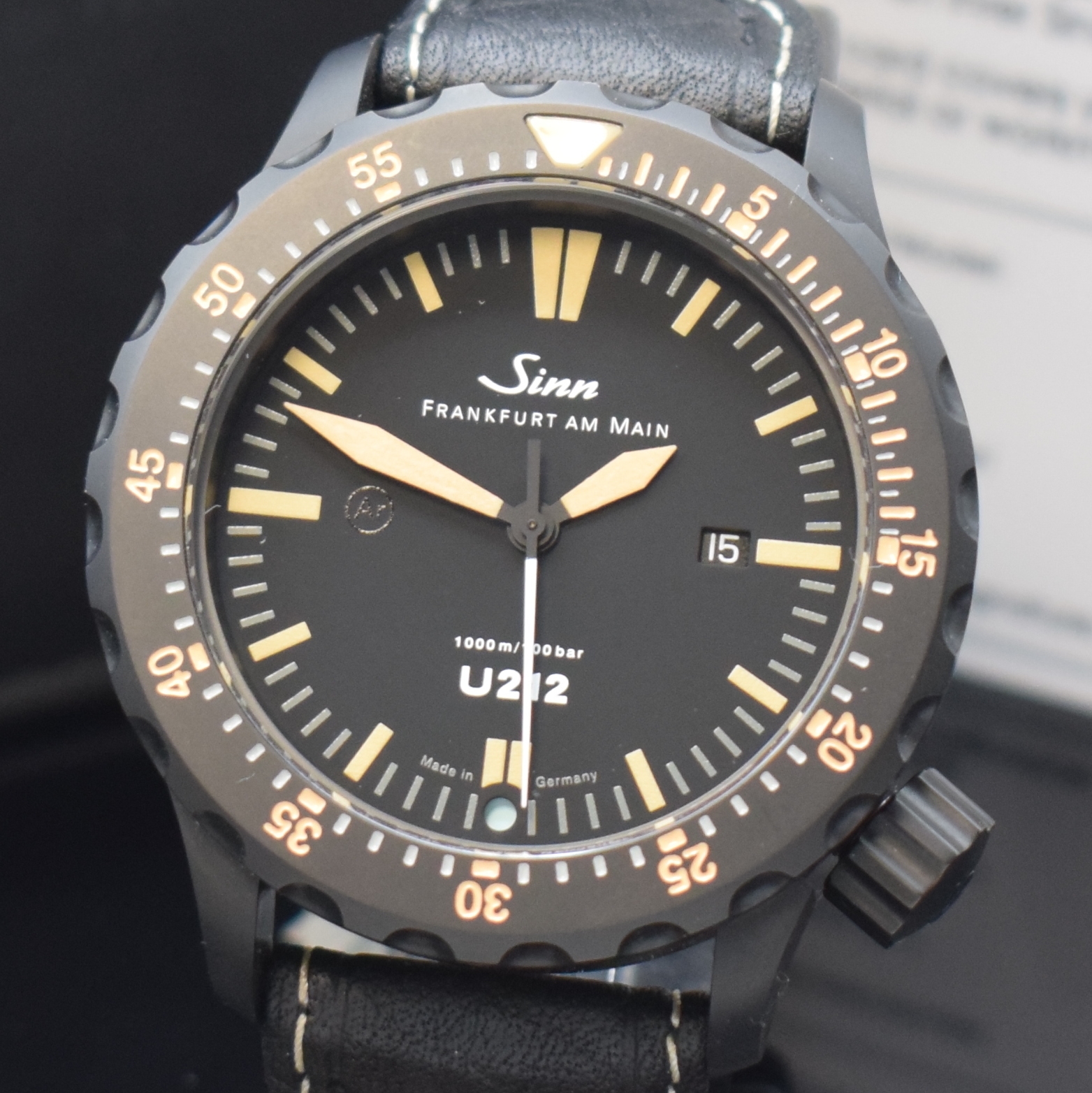Detail a: SINN U212 auf 300 Stück limitierte Herrenarmbanduhr Referenz 212.0574, Deutschland um 2015, Automatik, Deutscher U- Boot Stahl, Boden und Krone ...
