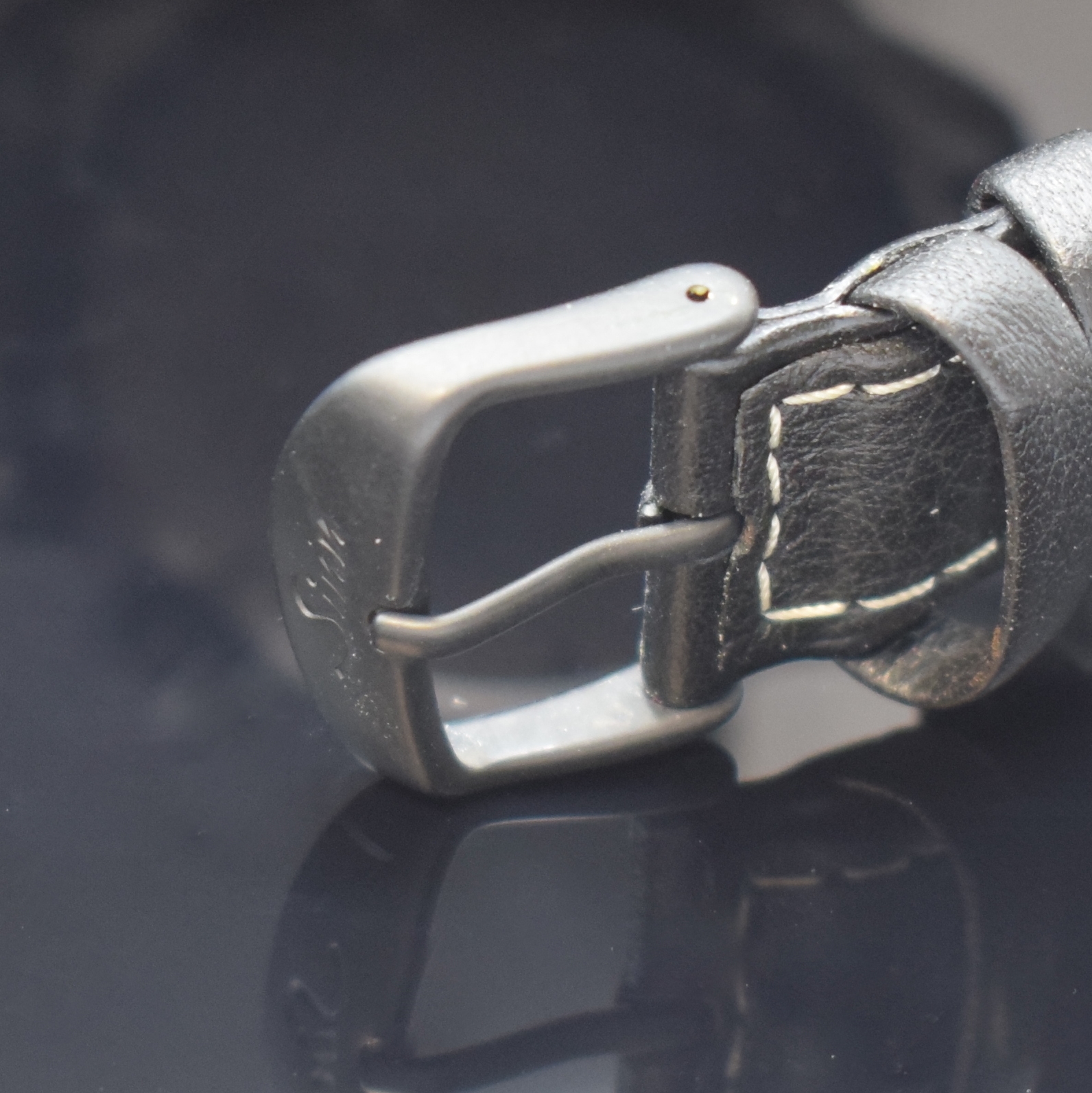 Detail b: SINN U212 auf 300 Stück limitierte Herrenarmbanduhr Referenz 212.0574, Deutschland um 2015, Automatik, Deutscher U- Boot Stahl, Boden und Krone ...