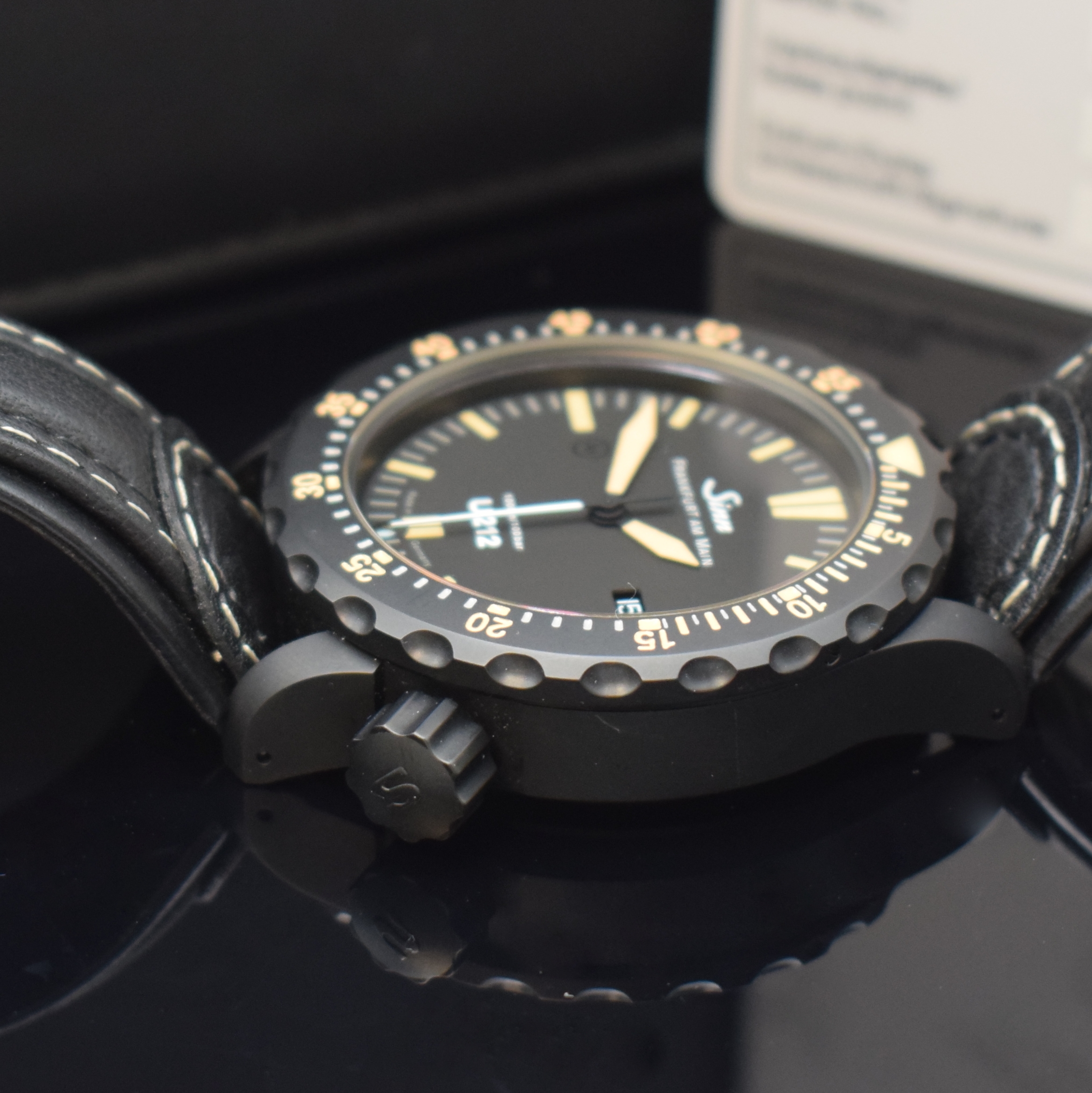 Detail c: SINN U212 auf 300 Stück limitierte Herrenarmbanduhr Referenz 212.0574, Deutschland um 2015, Automatik, Deutscher U- Boot Stahl, Boden und Krone ...