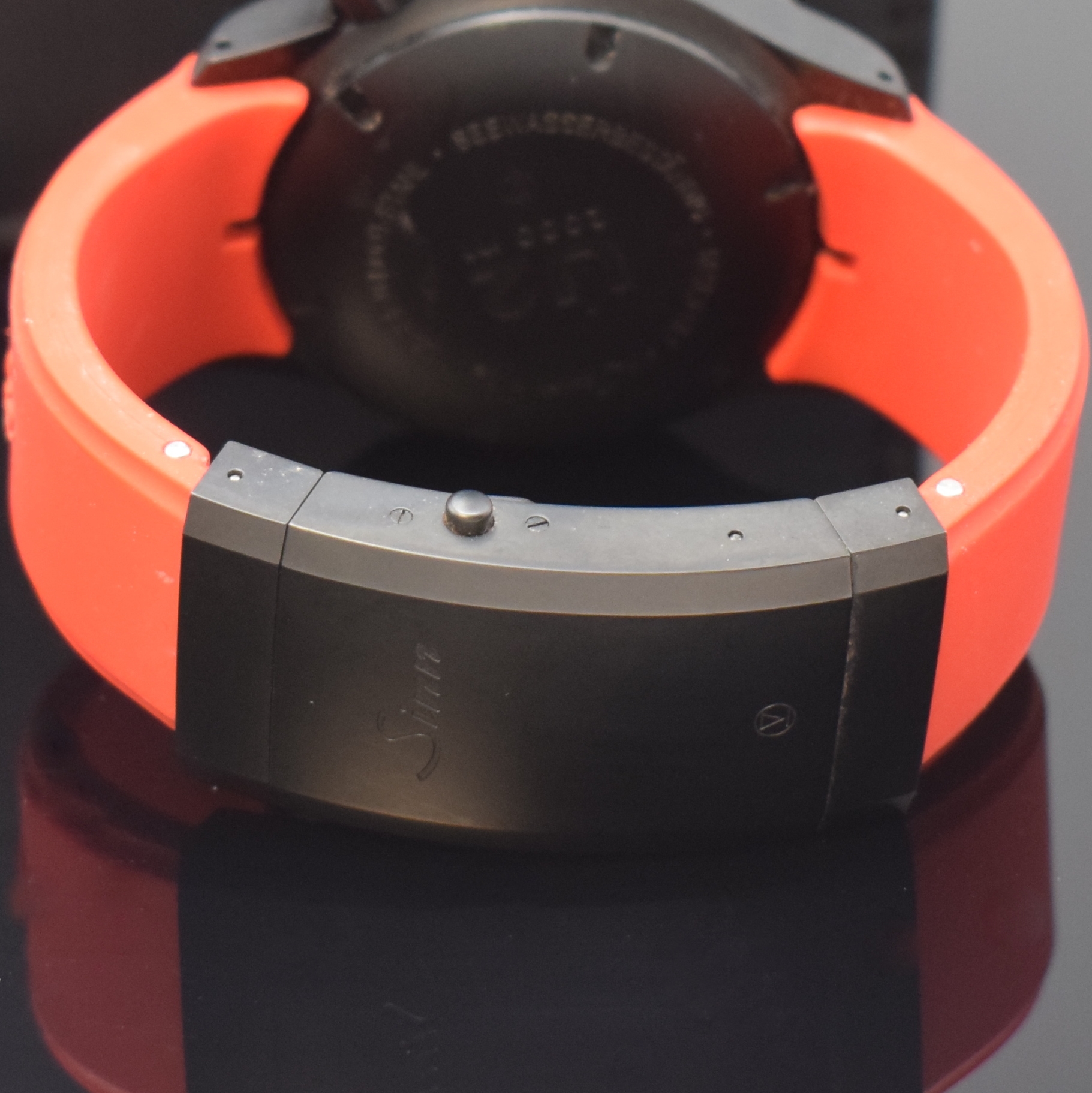 Detail b: SINN U2 Herrenarmbanduhr Einsatzzeitmesser Referenz 1020.5487, Automatik, Deutscher U- Boot Stahl, Boden u. Krone verschr., orig. Kautschukband m. ...