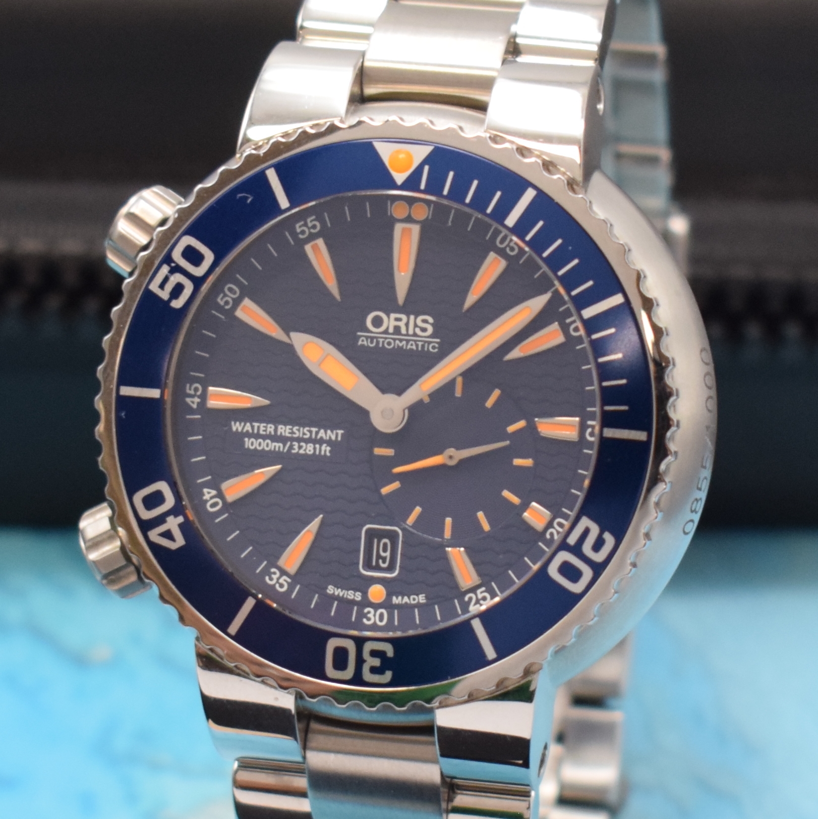 Detail a: ORIS auf 1000 Stück limitierte Herrenarmbanduhr Great Barrier Reef Referenz 7609-85, Schweiz um 2010, Automatik, Edelstahlgeh. inkl. orig. ...