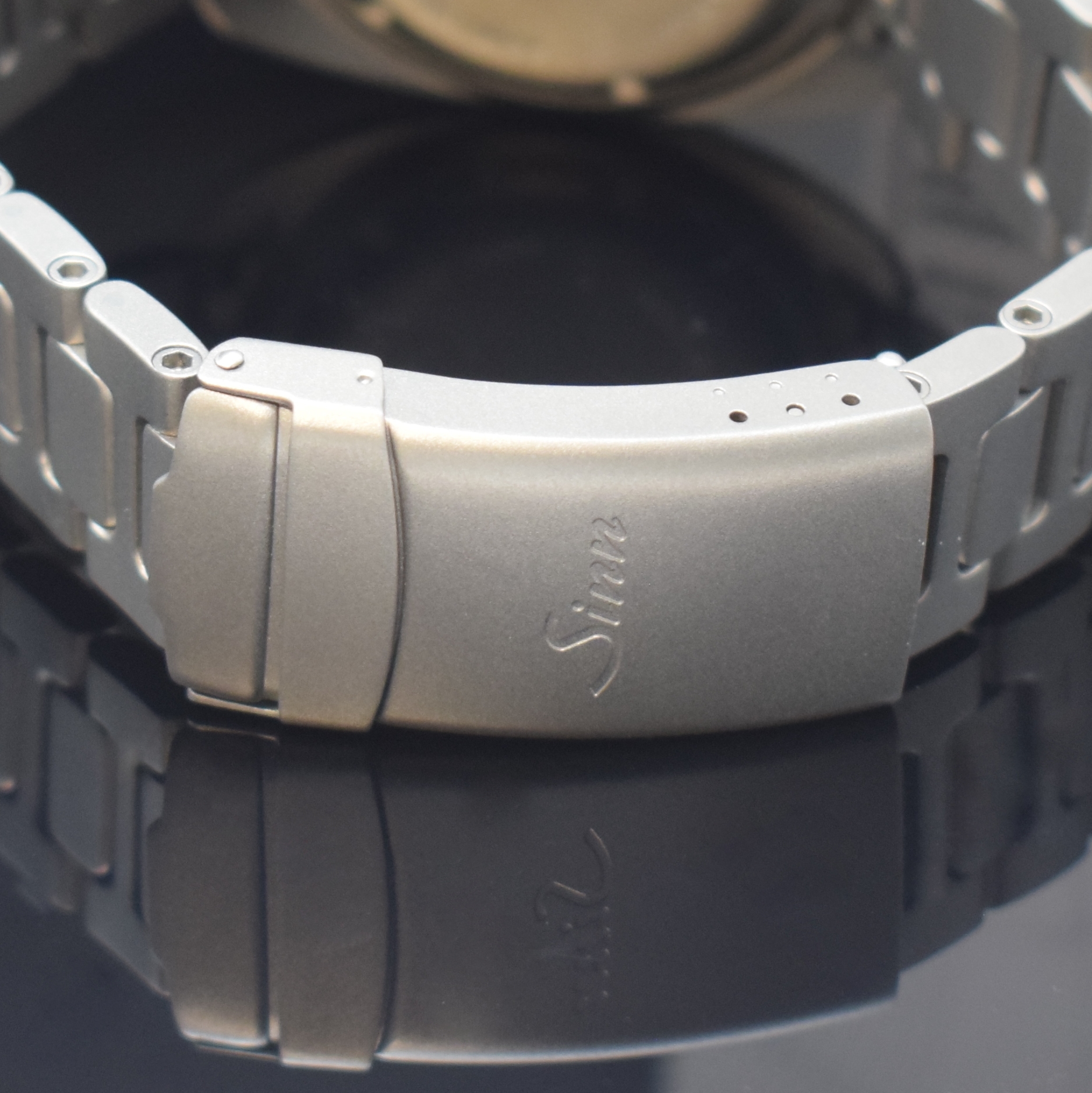 Detail b: SINN T2 Herrenarmbanduhr Einsatzzeitmesser, Deutschland verk. lt. beil. Pap. 2015, Automatik, Titangeh. inkl. orig. Titanband m. Faltschl., Boden u. ...