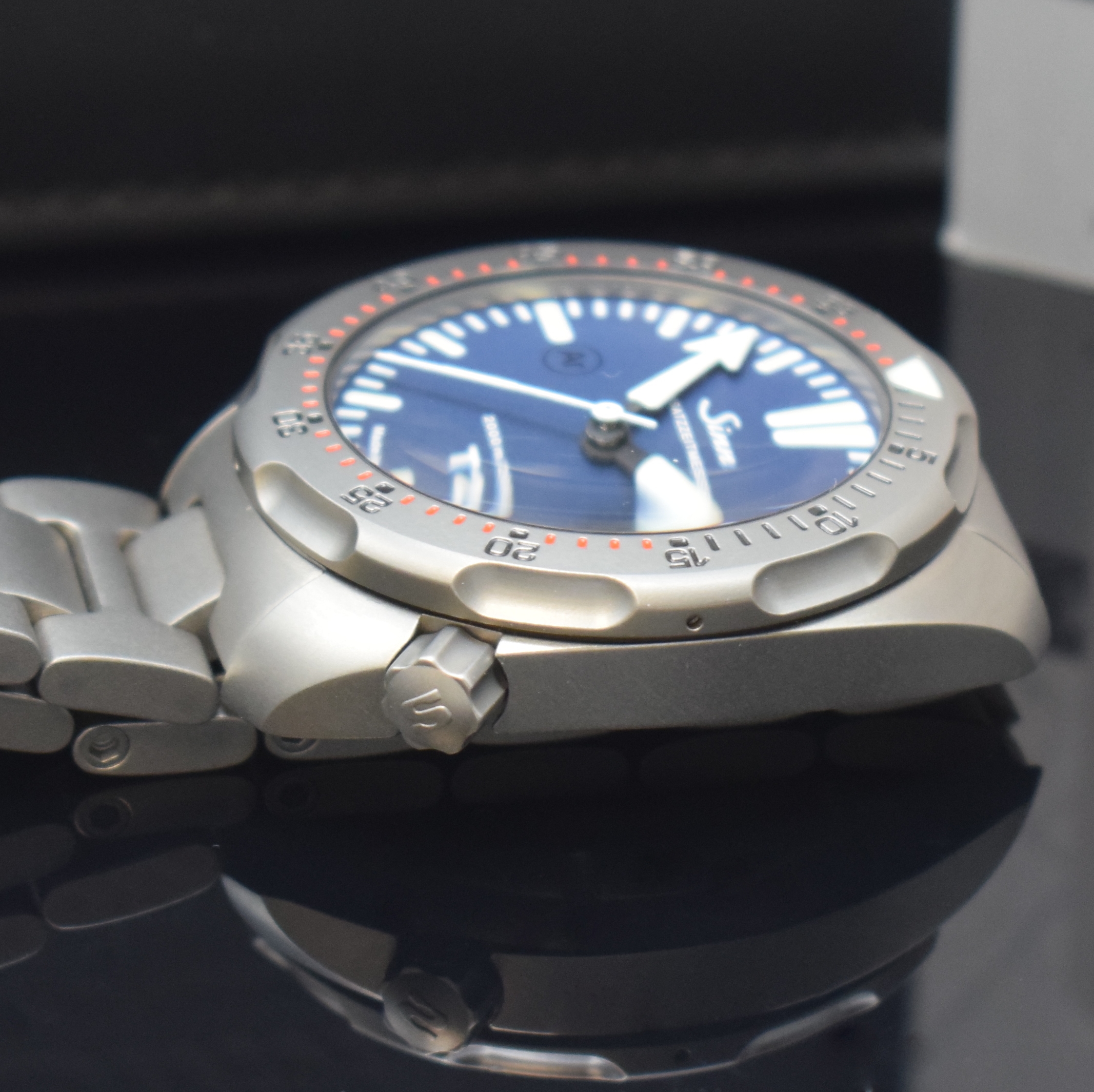 Detail c: SINN T2 Herrenarmbanduhr Einsatzzeitmesser, Deutschland verk. lt. beil. Pap. 2015, Automatik, Titangeh. inkl. orig. Titanband m. Faltschl., Boden u. ...