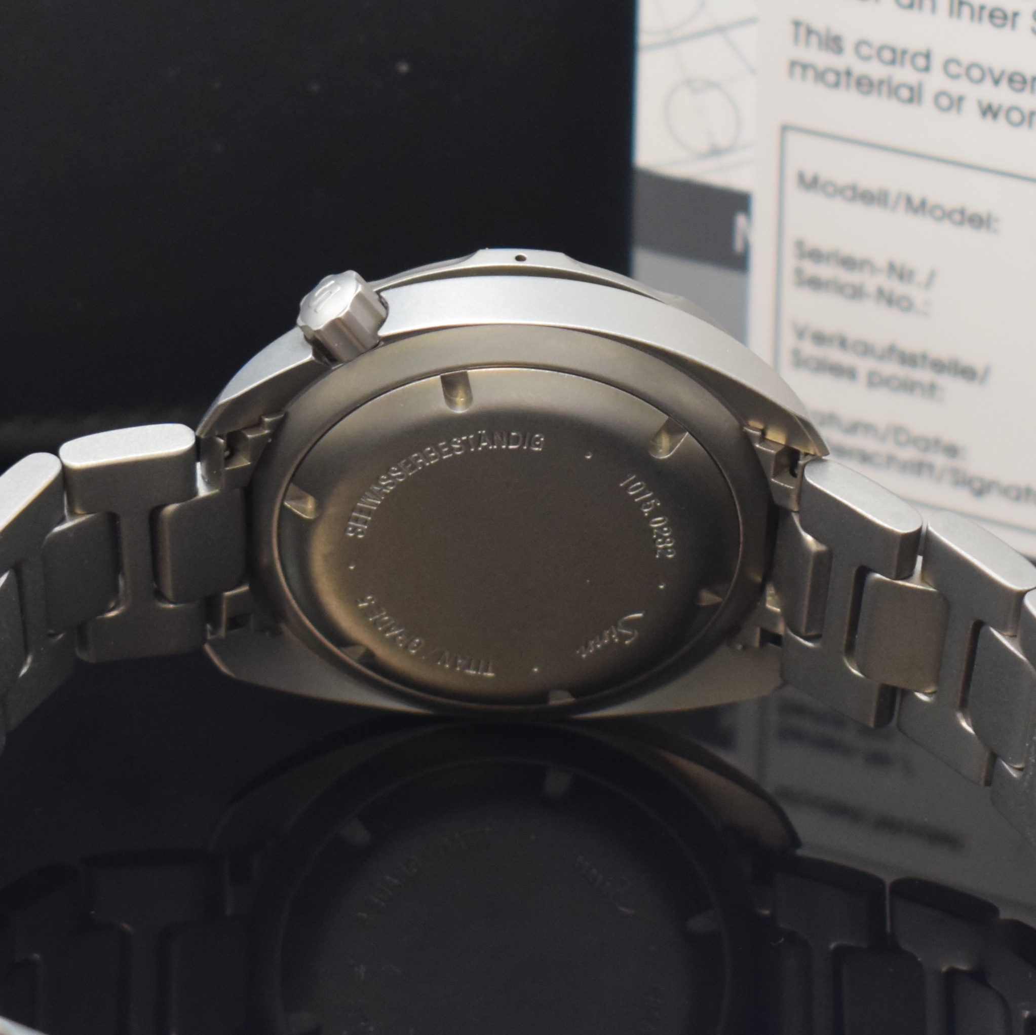 Detail d: SINN T2 Herrenarmbanduhr Einsatzzeitmesser, Deutschland verk. lt. beil. Pap. 2015, Automatik, Titangeh. inkl. orig. Titanband m. Faltschl., Boden u. ...