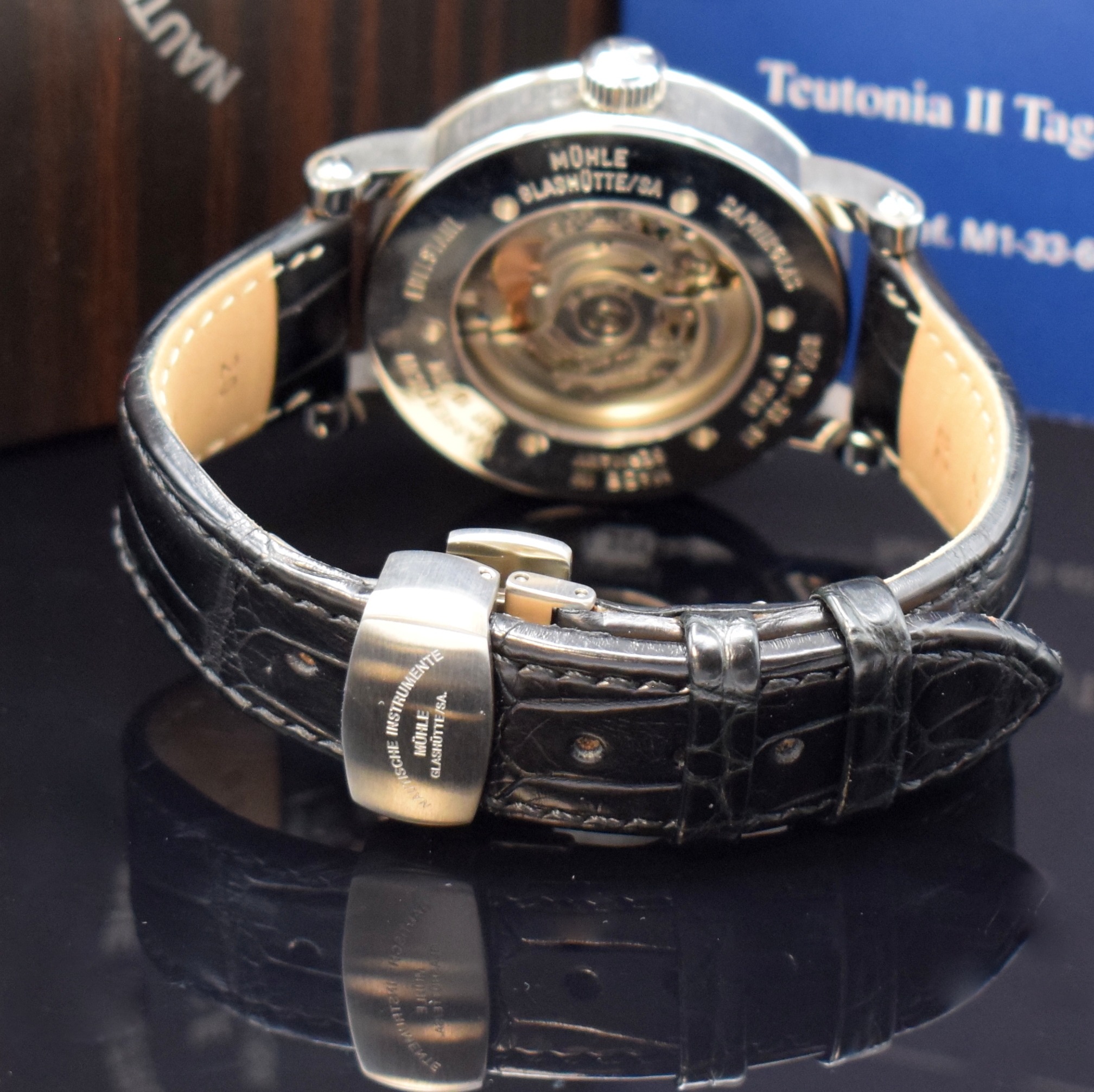 Detail b: NAUTISCHE INSTRUMENTE MÜHLE GLASHÜTTE Herrenarmbanduhr Teutonia II Referenz M1-33-60, Deutschland um 2010, Automatik, beids. vergl. Geh. in Stahl ...