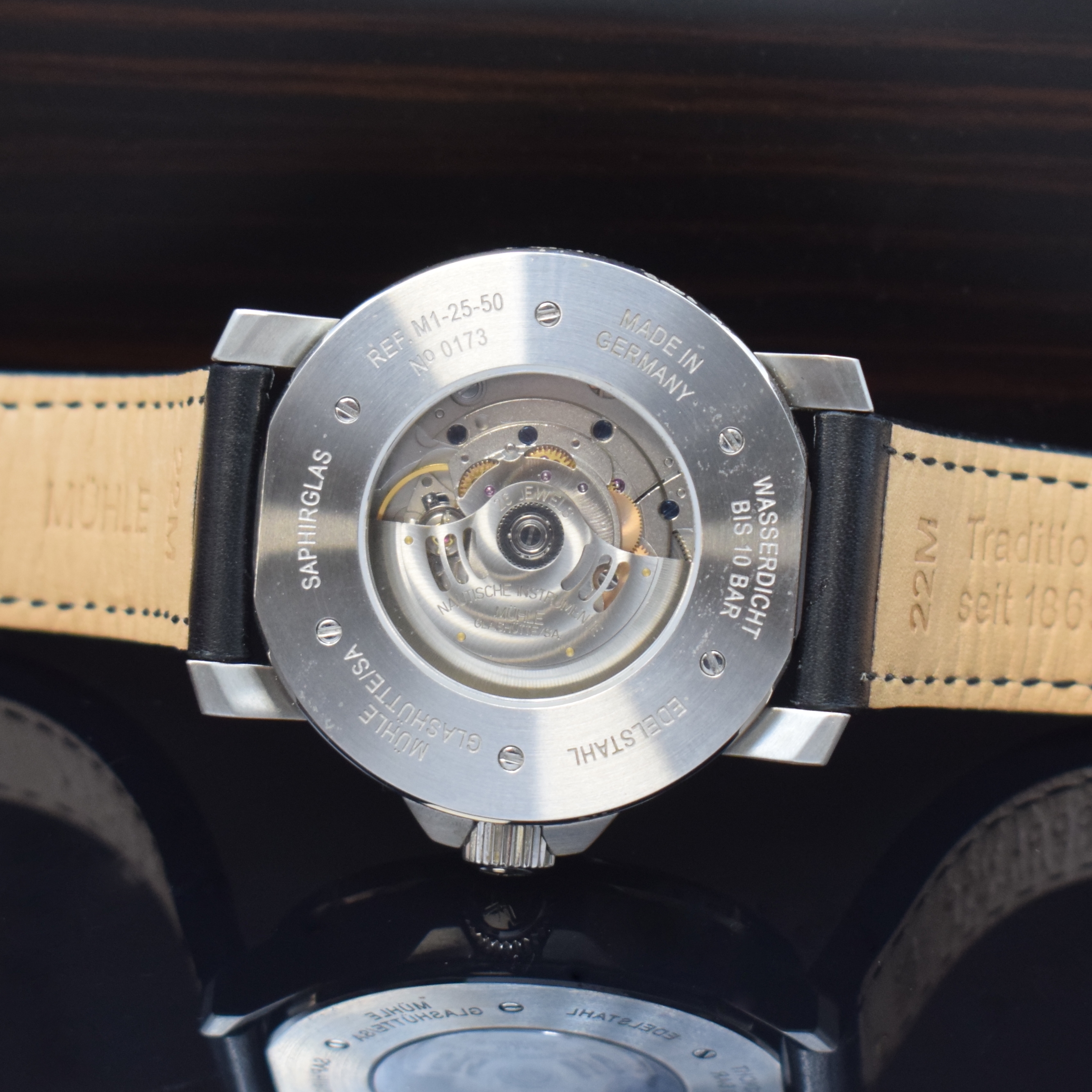 Detail e: NAUTISCHE INSTRUMENTE MÜHLE GLASHÜTTE Herrenarmbanduhr M29 Classic Referenz M1-25-50, Deutschland um 2010, Automatik, beids. vergl. Edelstahlgeh. ...