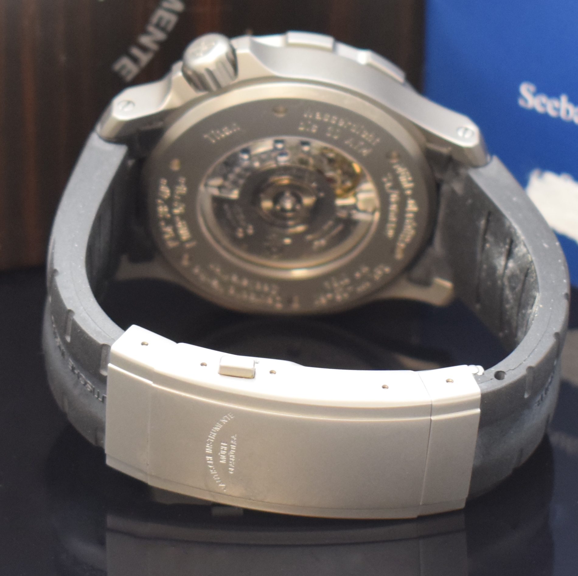 Detail b: NAUTISCHE INSTRUMENTE MÜHLE GLASHÜTTE Herrenarmbanduhr Seebataillon GMT Referenz M1-28-60, Deutschland um 2010, Automatik, beids. vergl. Geh. in ...