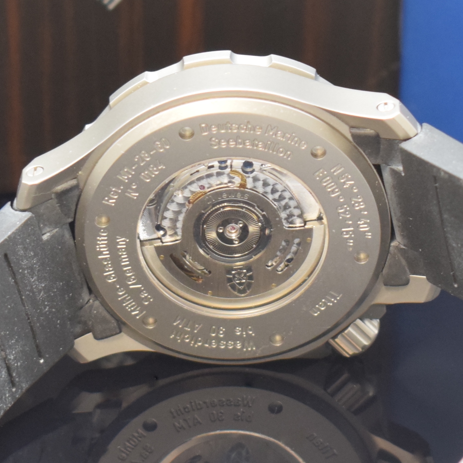 Detail e: NAUTISCHE INSTRUMENTE MÜHLE GLASHÜTTE Herrenarmbanduhr Seebataillon GMT Referenz M1-28-60, Deutschland um 2010, Automatik, beids. vergl. Geh. in ...