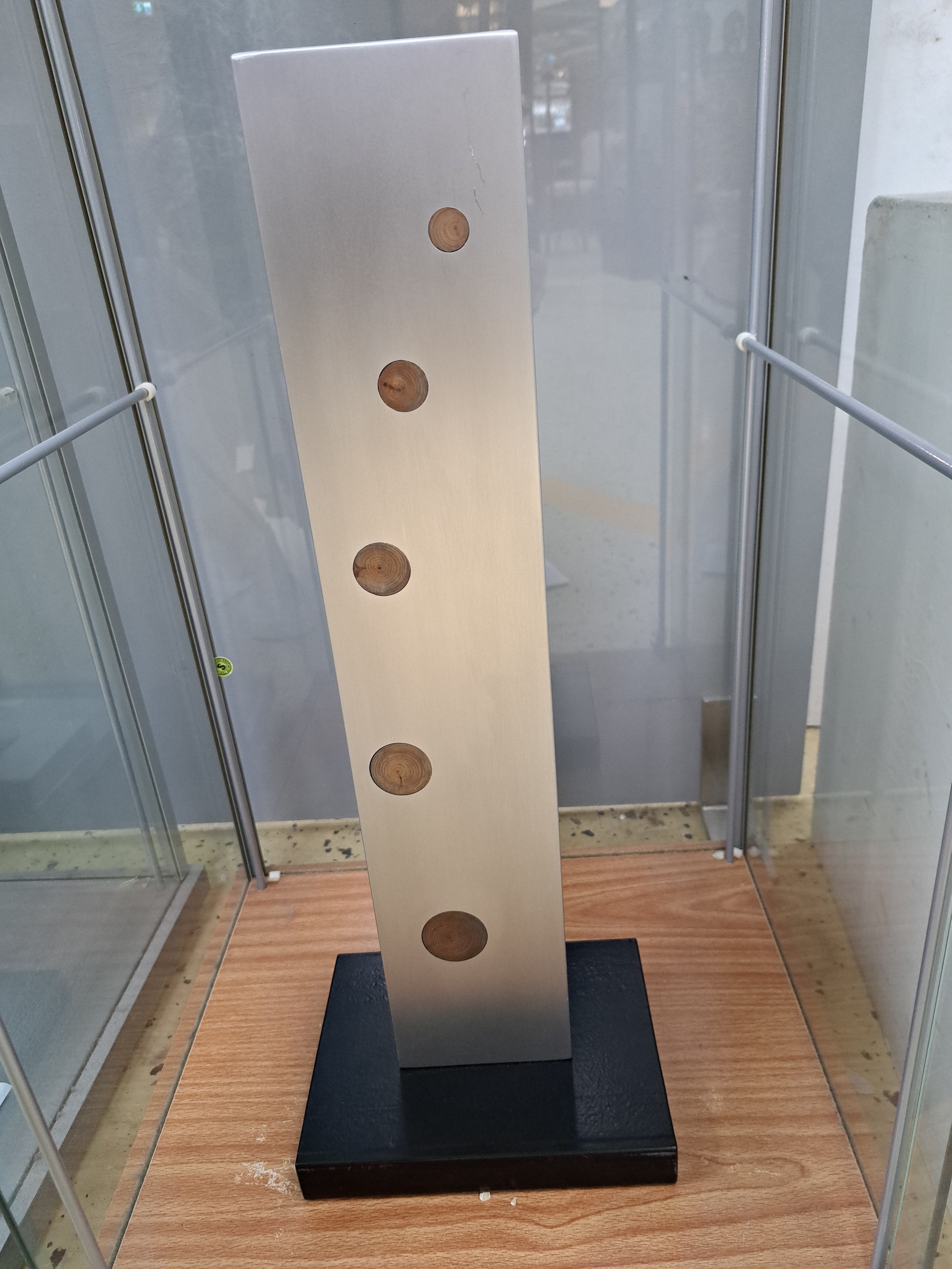 Detail a: Mollenhauer, Steffen, geb. 1972 Staßfurt, zeitgenössischer Künstler aus Goch, Schwerpunkt Großplastiken aus Holz und Installationen, hier: ...