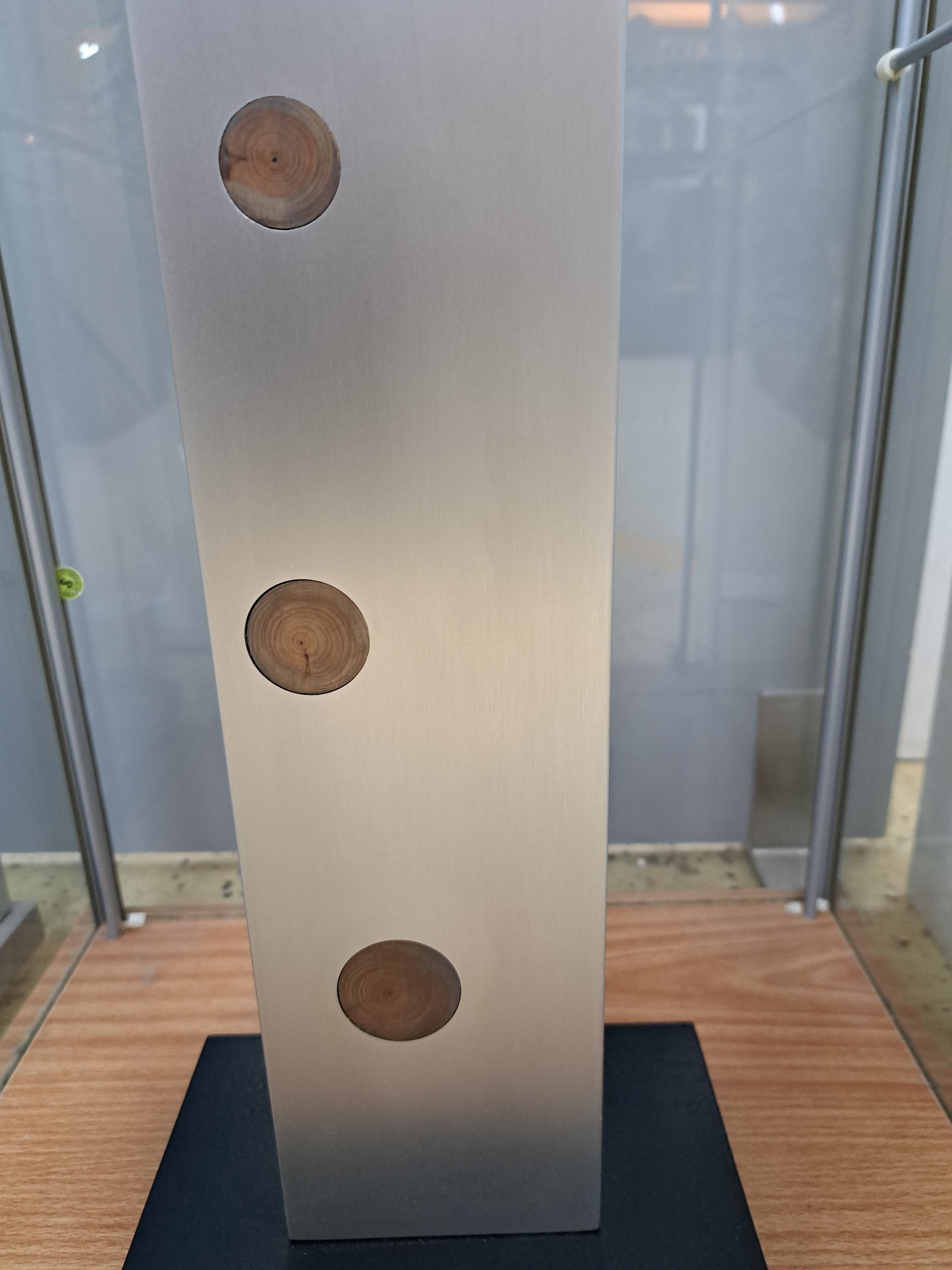 Detail c: Mollenhauer, Steffen, geb. 1972 Staßfurt, zeitgenössischer Künstler aus Goch, Schwerpunkt Großplastiken aus Holz und Installationen, hier: ...