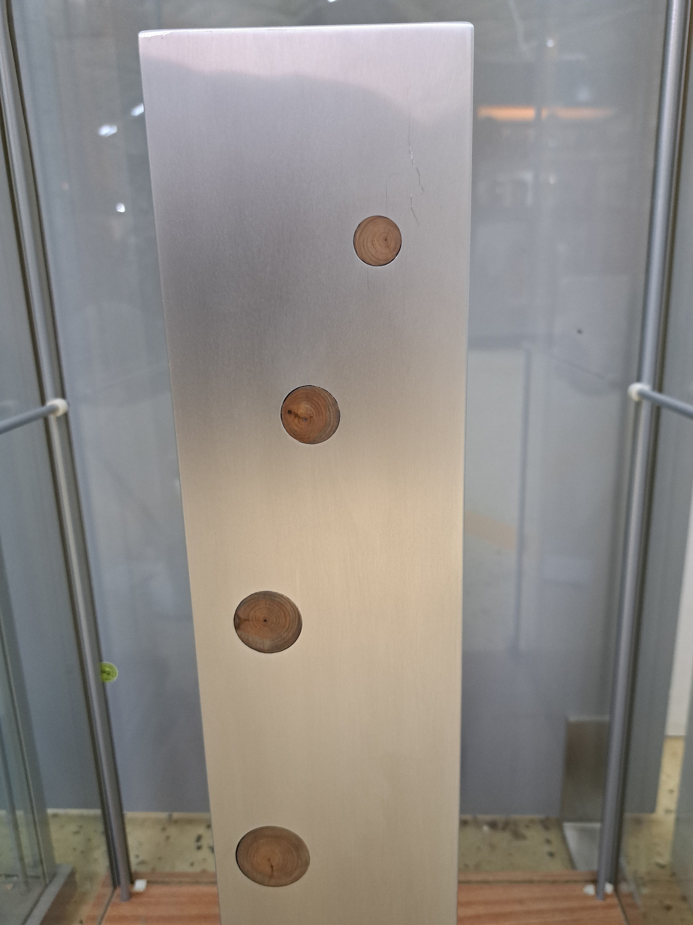 Detail d: Mollenhauer, Steffen, geb. 1972 Staßfurt, zeitgenössischer Künstler aus Goch, Schwerpunkt Großplastiken aus Holz und Installationen, hier: ...