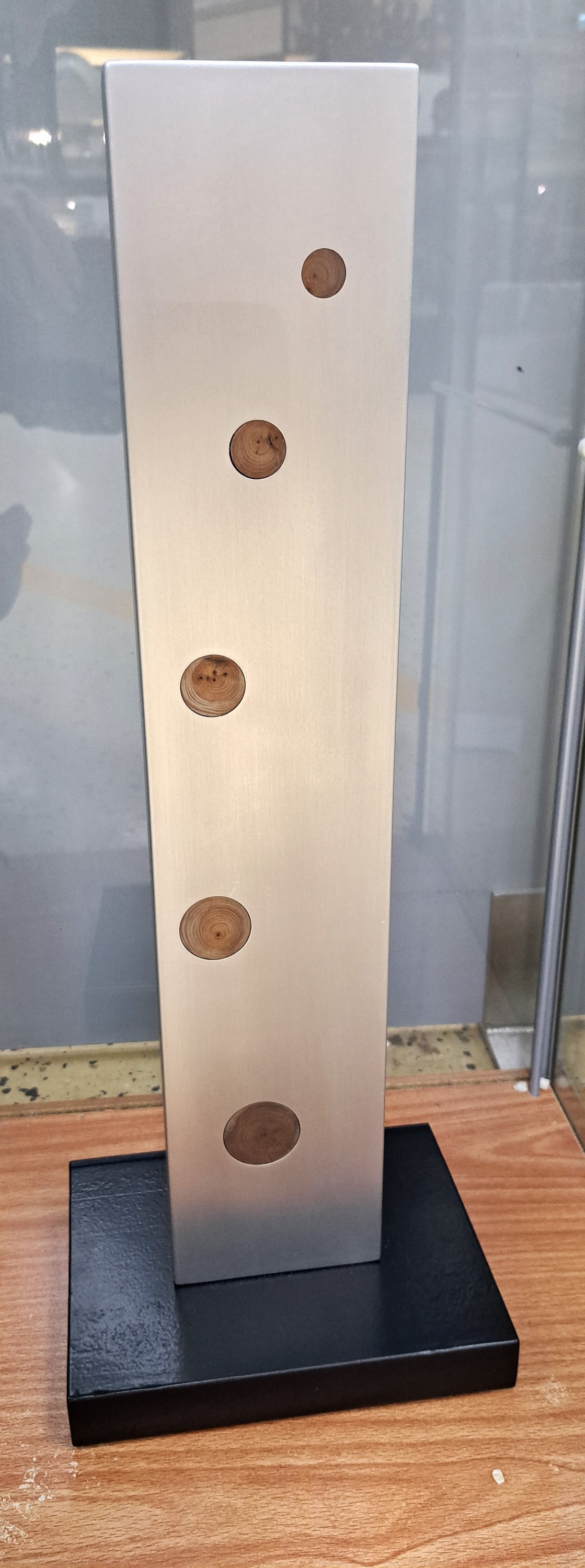 Detail f: Mollenhauer, Steffen, geb. 1972 Staßfurt, zeitgenössischer Künstler aus Goch, Schwerpunkt Großplastiken aus Holz und Installationen, hier: ...
