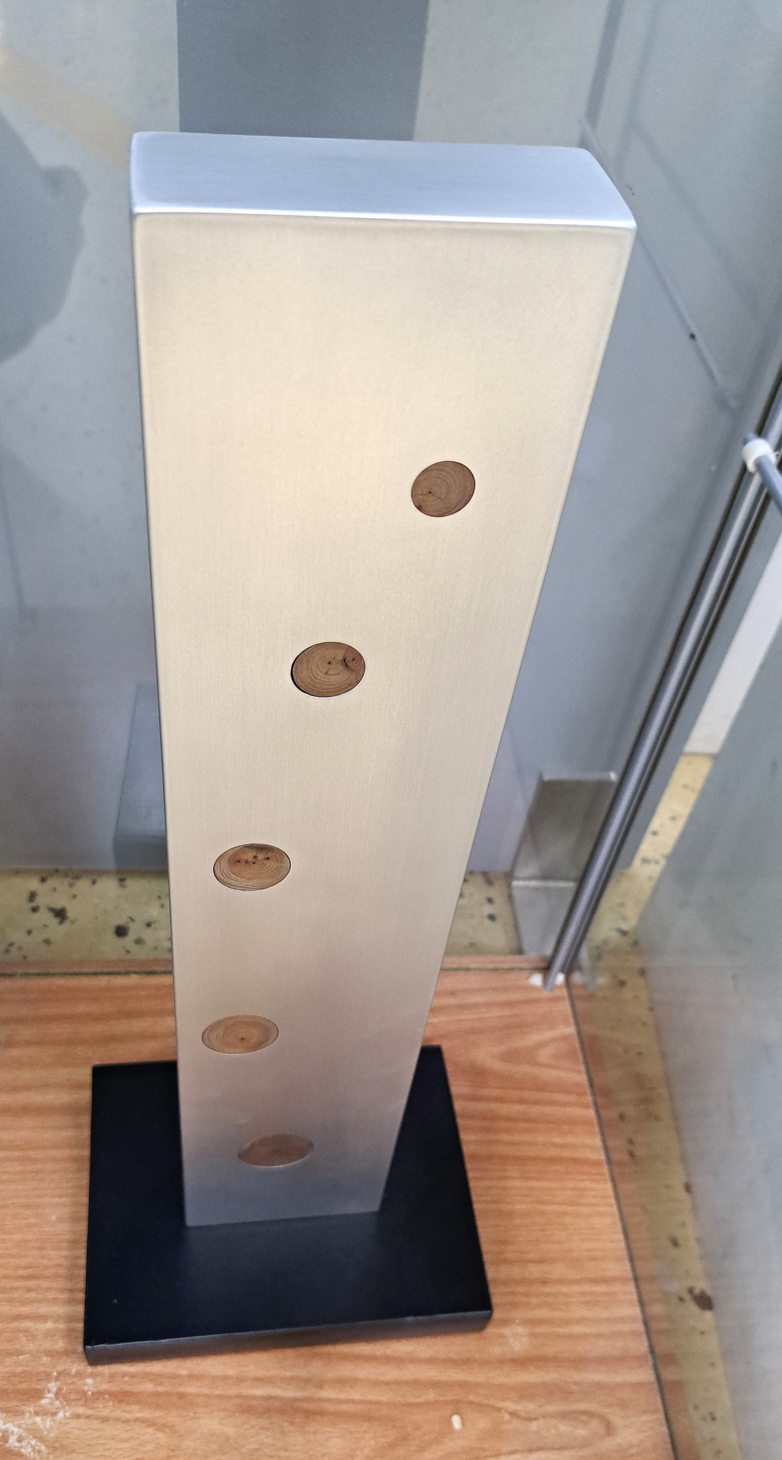 Detail g: Mollenhauer, Steffen, geb. 1972 Staßfurt, zeitgenössischer Künstler aus Goch, Schwerpunkt Großplastiken aus Holz und Installationen, hier: ...
