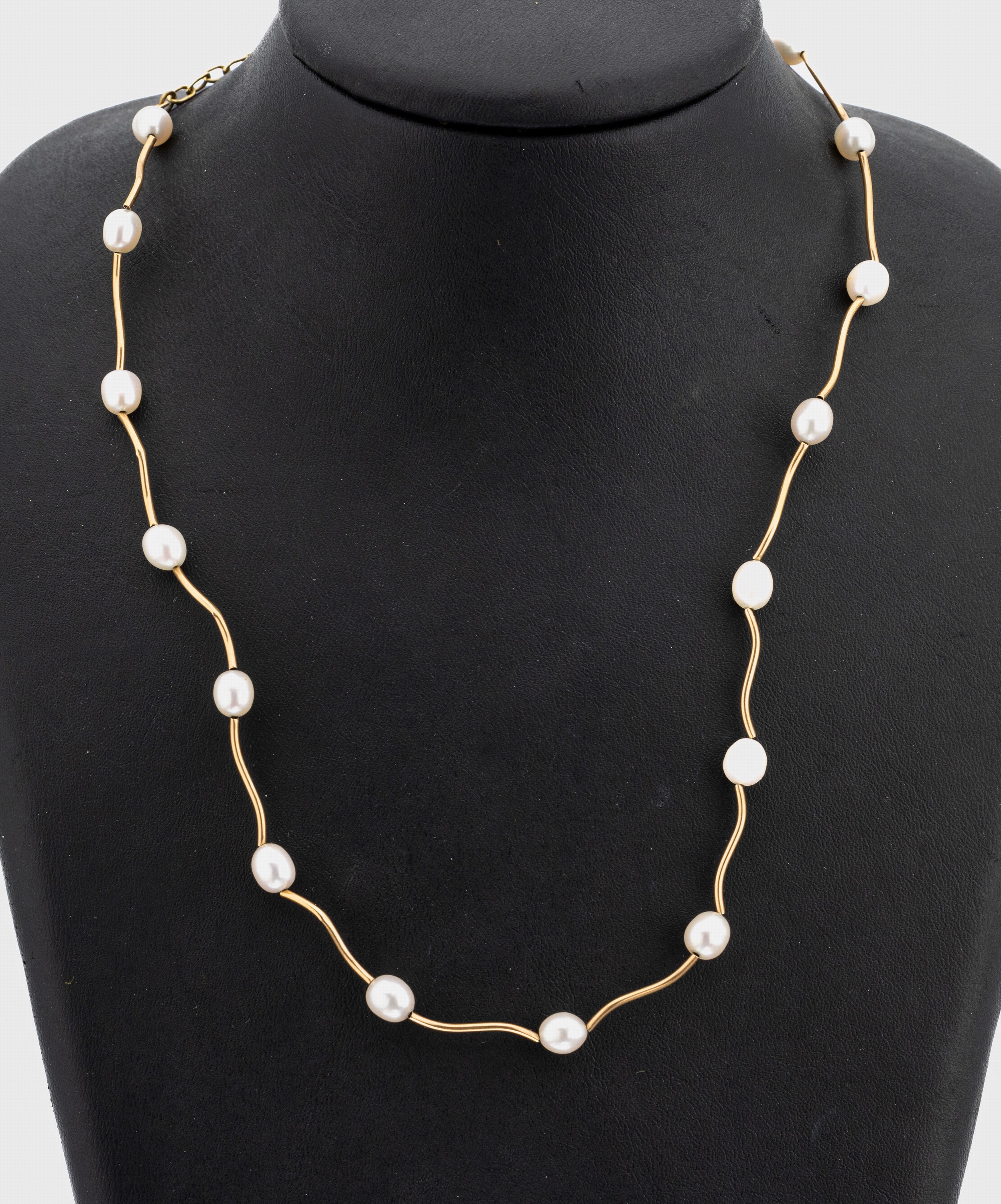 14 kt Gold Akoyazuchtperl-Kette, GG 585/000, 16 Akojazuchtperlen D. ca. 5.7 mm im Wechsel mit wellenförmigen Gold Elementen, L. ca. 42 bis 52.5 cm, ...