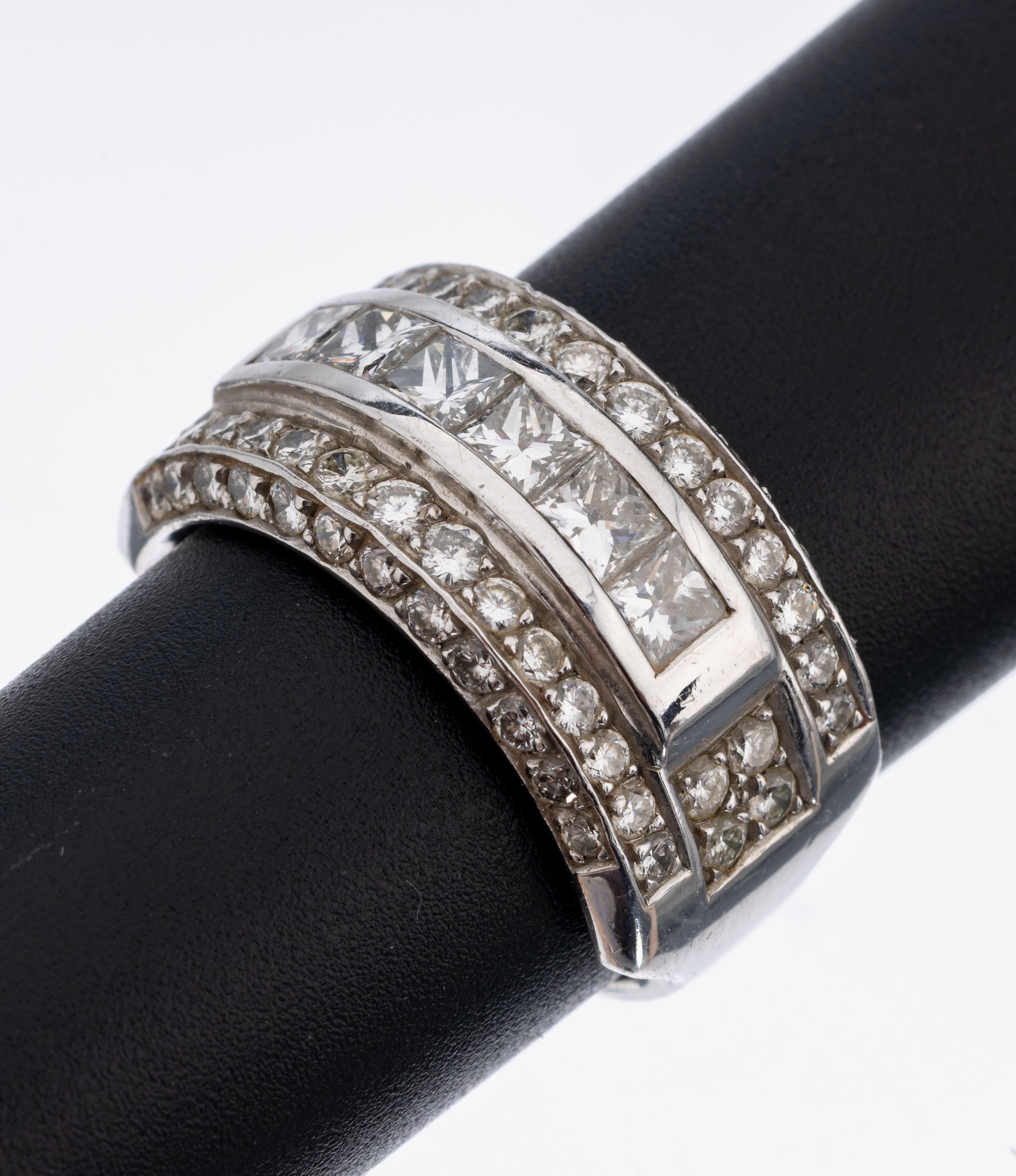 18 kt Gold Diamant Ring, WG 750/000, mittig6 Diamanten im Princesscut zus. ca. 1.20 ct, 62 weitere Diamanten zus. ca. 0.80 ct Weiß/si,RW 60, ca. ...