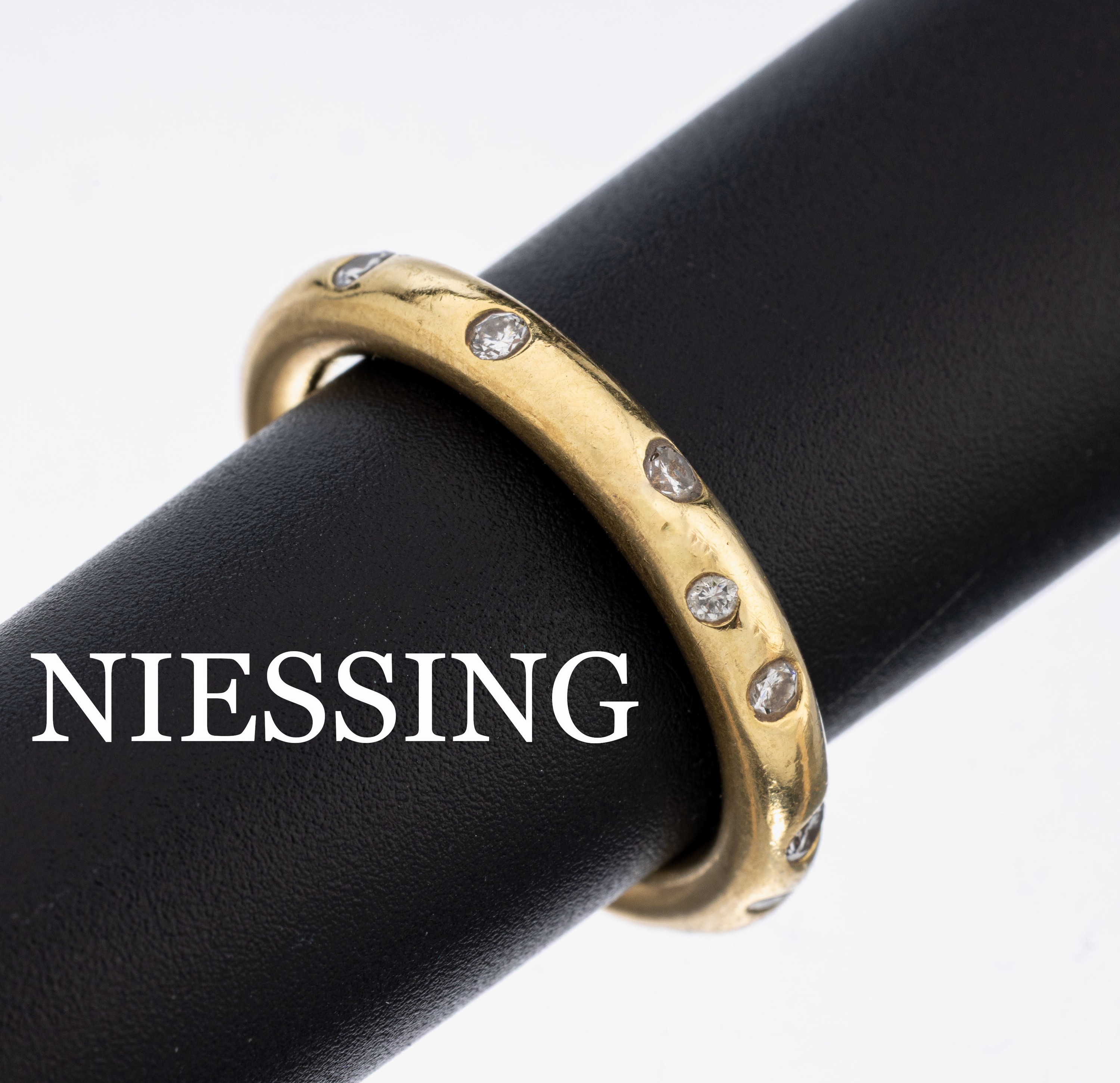 18 kt Gold NIESSING Brillant-Ring, GG 750/000, 13 Brillanten zus. ca. 0.24 ct Weiß/si, Tragespuren, sign., RW 60.5, ca. 9.4 g