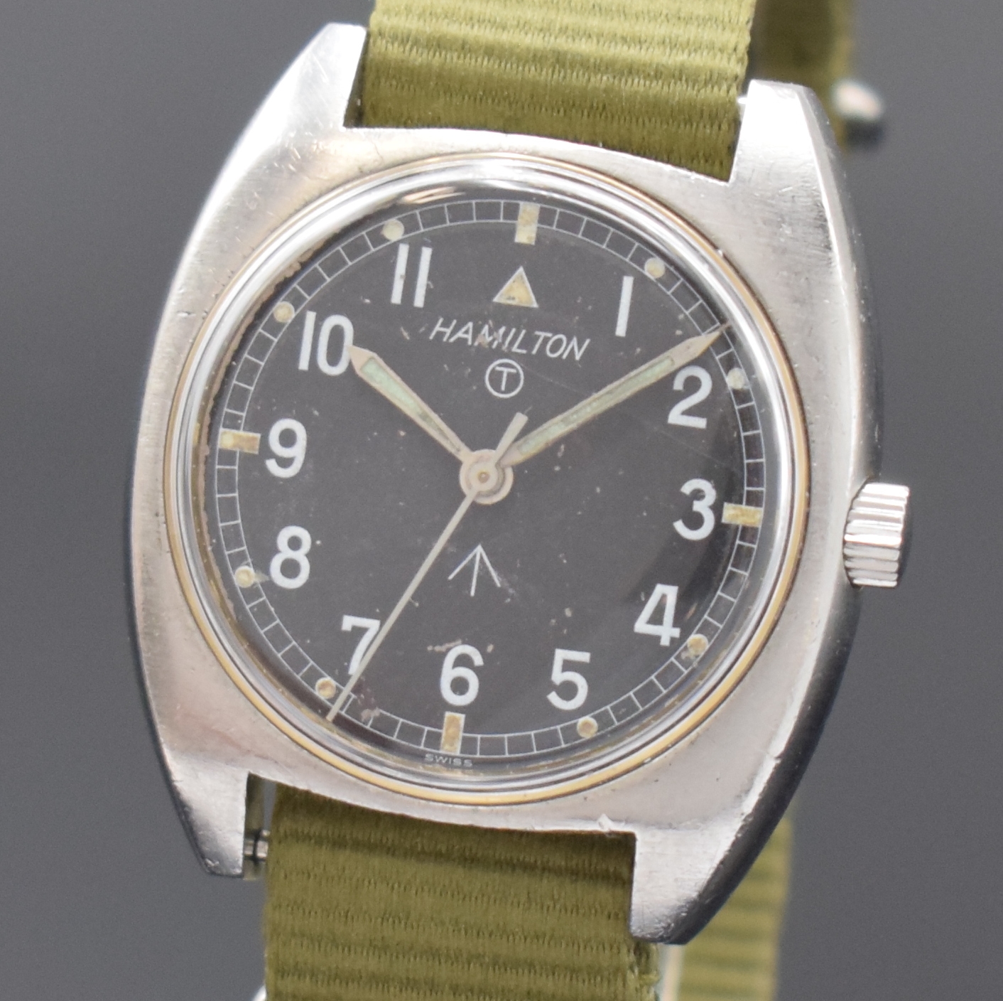 Detail a: HAMILTON Militärische Armbanduhr, Schweiz, lt. Bodengravur für die britische Armee 04/1973, Einschalengeh. in Edelstahl, Handaufzug, Unruhstopp bei ...