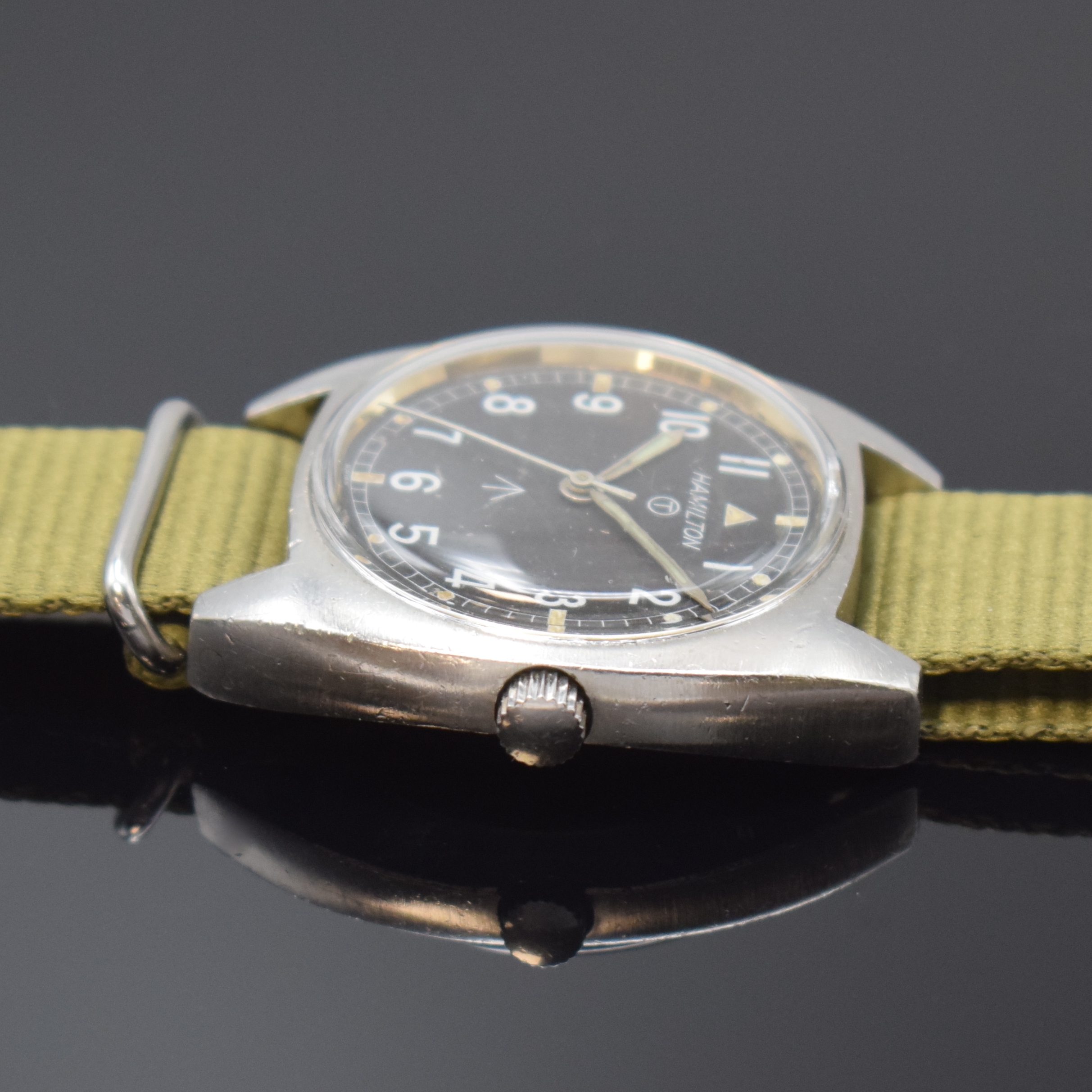 Detail b: HAMILTON Militärische Armbanduhr, Schweiz, lt. Bodengravur für die britische Armee 04/1973, Einschalengeh. in Edelstahl, Handaufzug, Unruhstopp bei ...