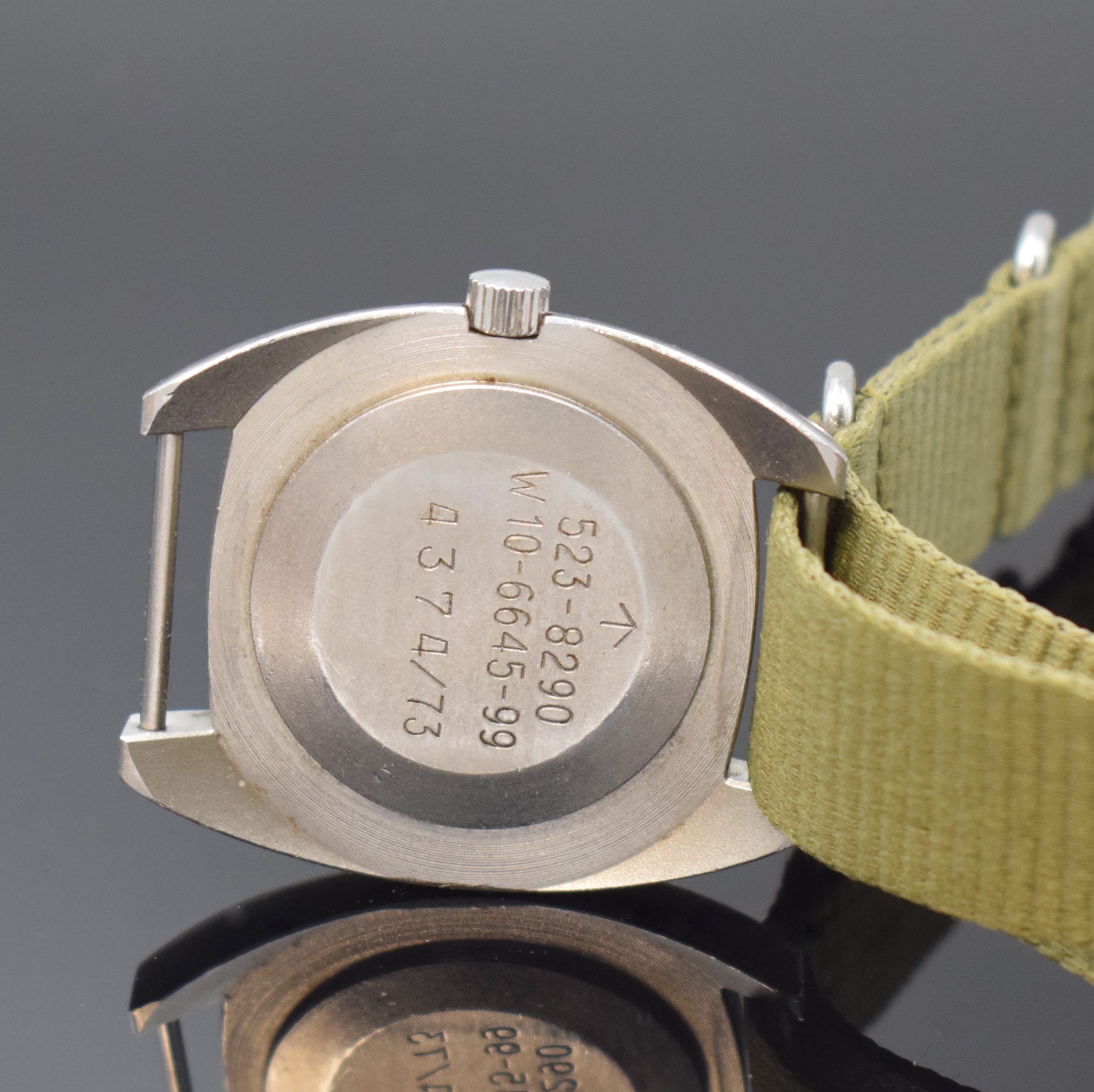 Detail c: HAMILTON Militärische Armbanduhr, Schweiz, lt. Bodengravur für die britische Armee 04/1973, Einschalengeh. in Edelstahl, Handaufzug, Unruhstopp bei ...