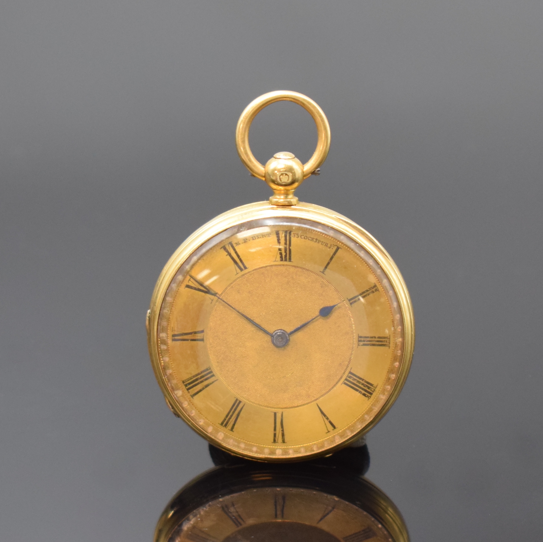 M. F. DENT LONDON Taschenuhr Nr. 24822 in GG 750/000, England um 1865, rückseitig Schmuckmonogramm, Gold Zifferblatt im Zentrum guill., gebl. ...