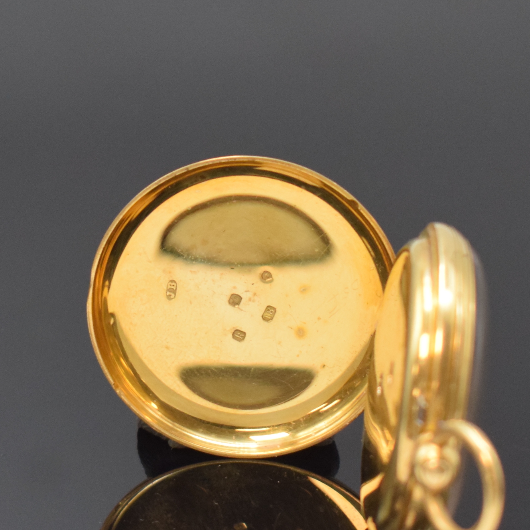Detail b: M. F. DENT LONDON Taschenuhr Nr. 24822 in GG 750/000, England um 1865, rückseitig Schmuckmonogramm, Gold Zifferblatt im Zentrum guill., gebl. ...
