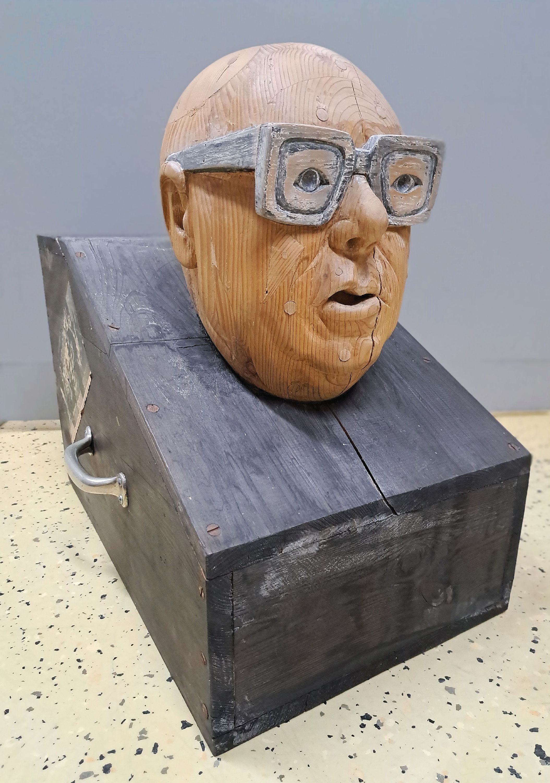 Detail k: Baldur Greiner, geb. 1946, Objektkasten, Portrait, Alfons Müller Wipperfürth, Titel:"Steuern lassen sich Steuern",sign., ca. 54x34x56 cm