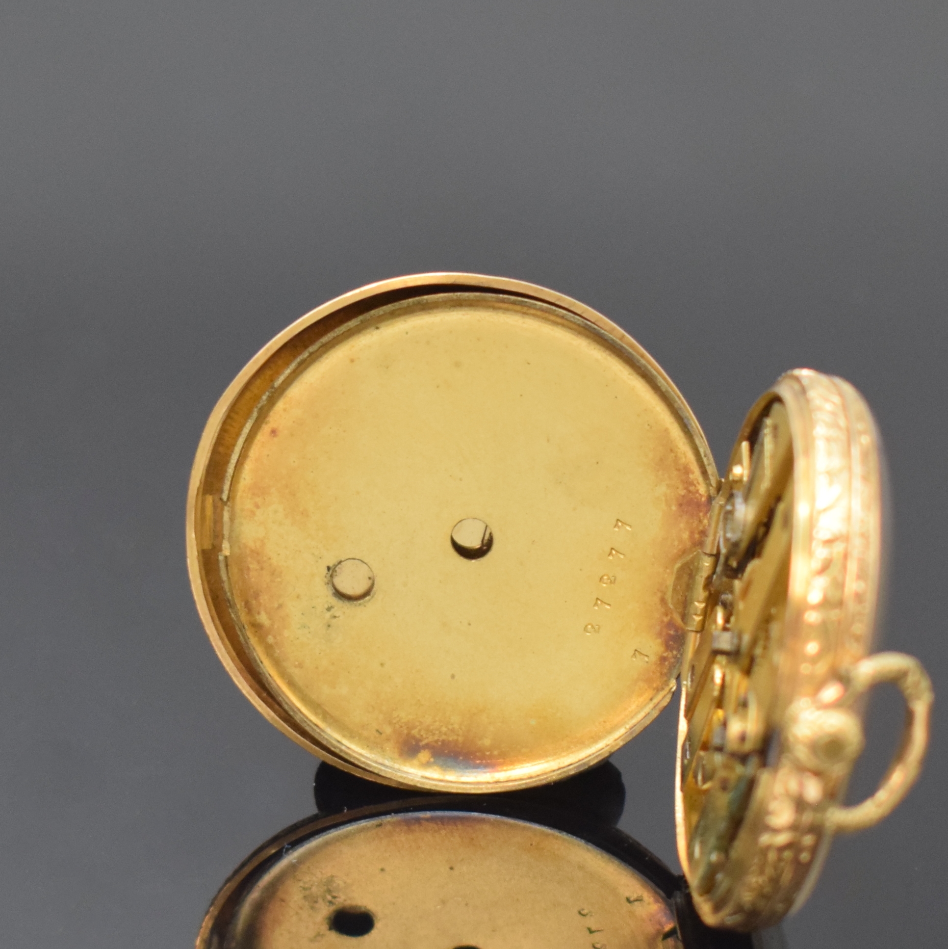Detail d: C. LANNIER Zylindertaschenuhr in GG 750/000, Schweiz um 1890, Schlüsselaufzug, gold. Zifferbl. im Zentrum guill., gebl. Zeiger, Boden ...