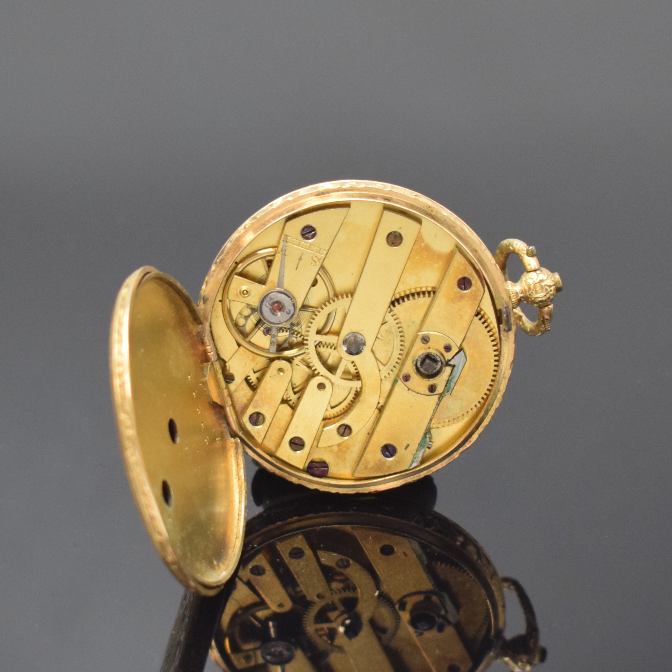 Detail e: C. LANNIER Zylindertaschenuhr in GG 750/000, Schweiz um 1890, Schlüsselaufzug, gold. Zifferbl. im Zentrum guill., gebl. Zeiger, Boden ...