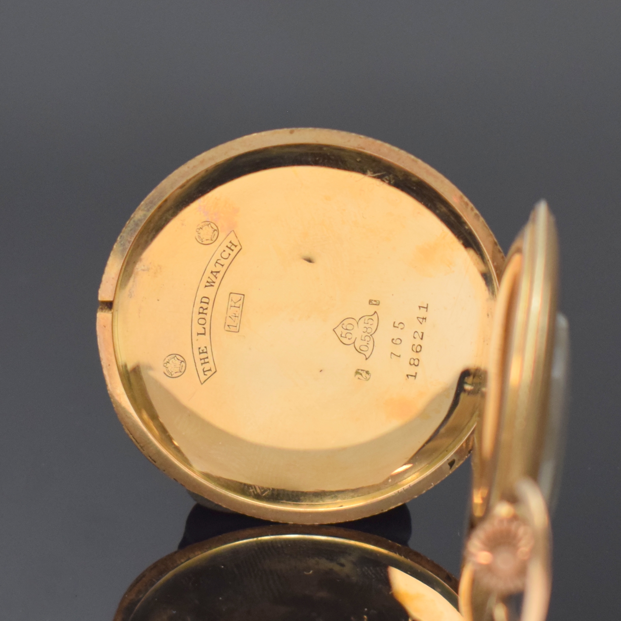 Detail b: THE LORD WATCH offene Herrentaschenuhr in RG 585/000, Schweiz um 1920, 3-teil. Goldgeh. sym. guill./l. dell., Boden m. freiem Monogrammspiegel, verg. ...