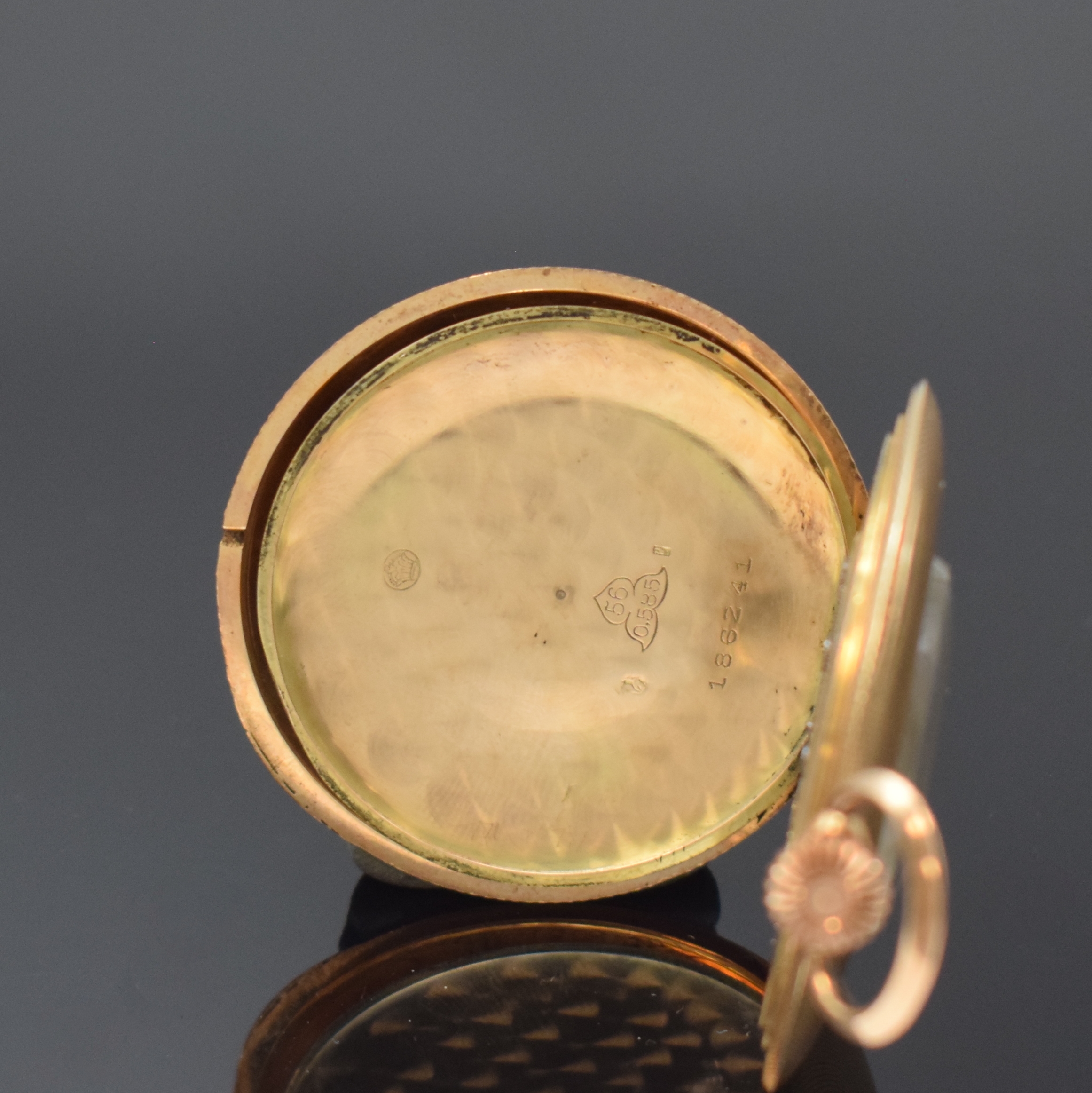 Detail d: THE LORD WATCH offene Herrentaschenuhr in RG 585/000, Schweiz um 1920, 3-teil. Goldgeh. sym. guill./l. dell., Boden m. freiem Monogrammspiegel, verg. ...