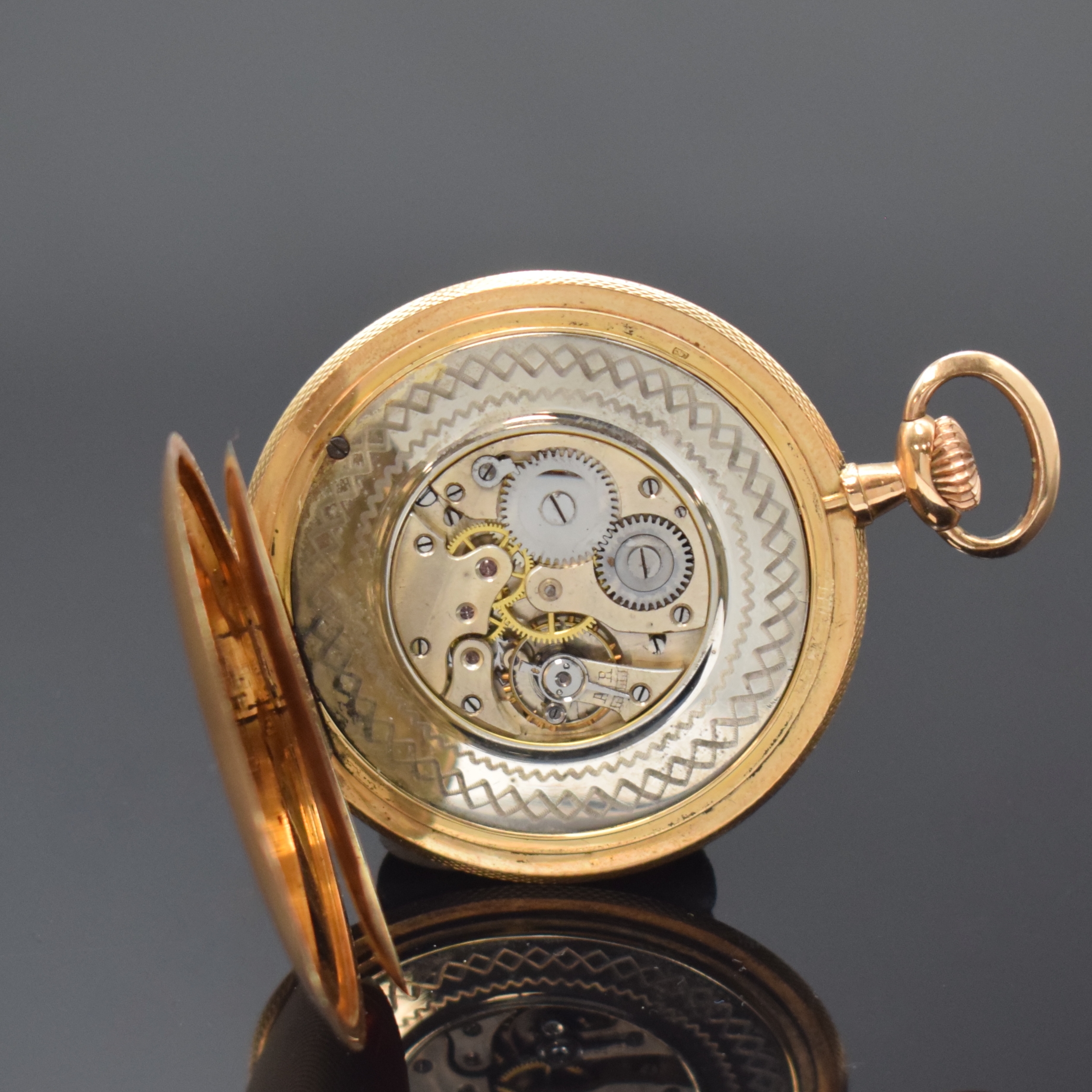Detail e: THE LORD WATCH offene Herrentaschenuhr in RG 585/000, Schweiz um 1920, 3-teil. Goldgeh. sym. guill./l. dell., Boden m. freiem Monogrammspiegel, verg. ...