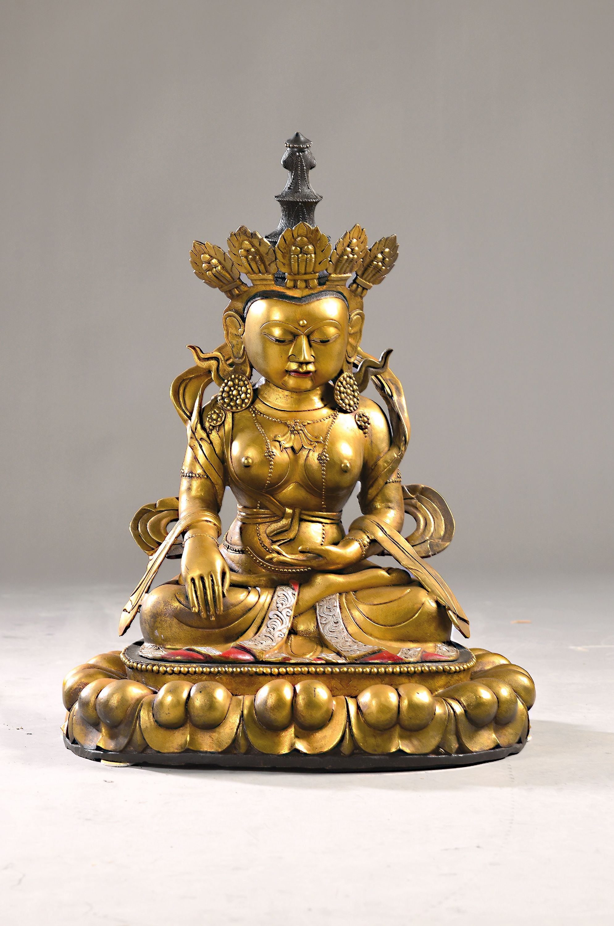 Große Altarfigur, China, 20. Jh., Bronze patiniert, partiell versilbert, Farbpigmente, H.ca. 75 cm, ca. 23 kg