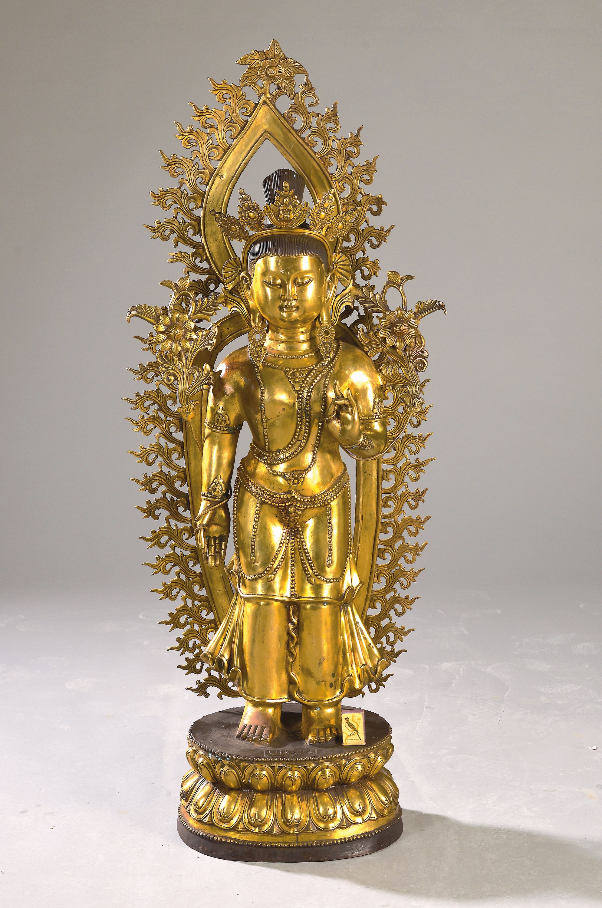 Sehr große Altarfigur, China 20. Jh., Bodhisattva mit wunschgewährenden Geste der Argumentation und in den Händen Phäonienstengel haltend, ...