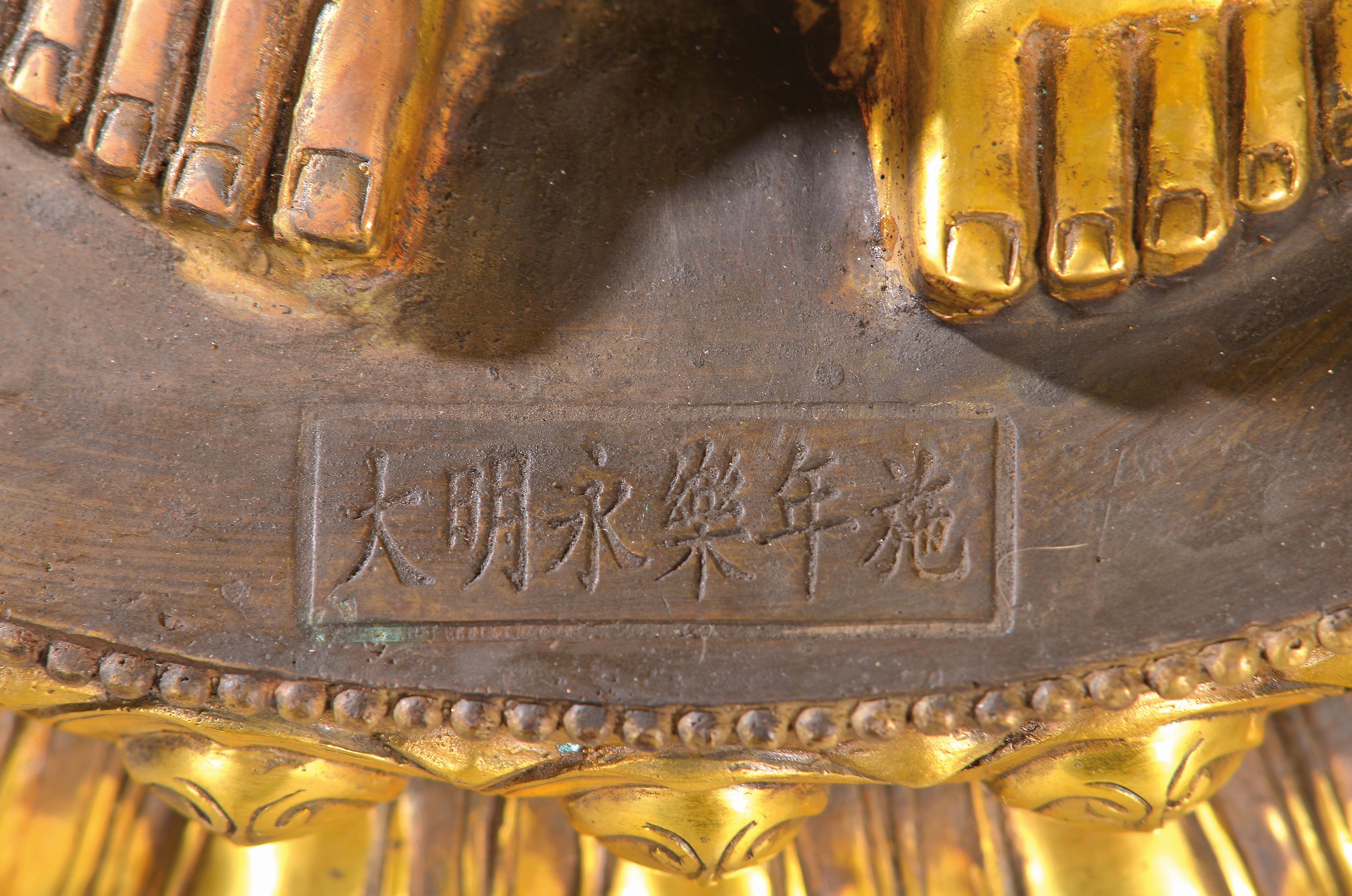 Detail a: Sehr große Altarfigur, China 20. Jh., Bodhisattva mit wunschgewährenden Geste der Argumentation und in den Händen Phäonienstengel haltend, ...