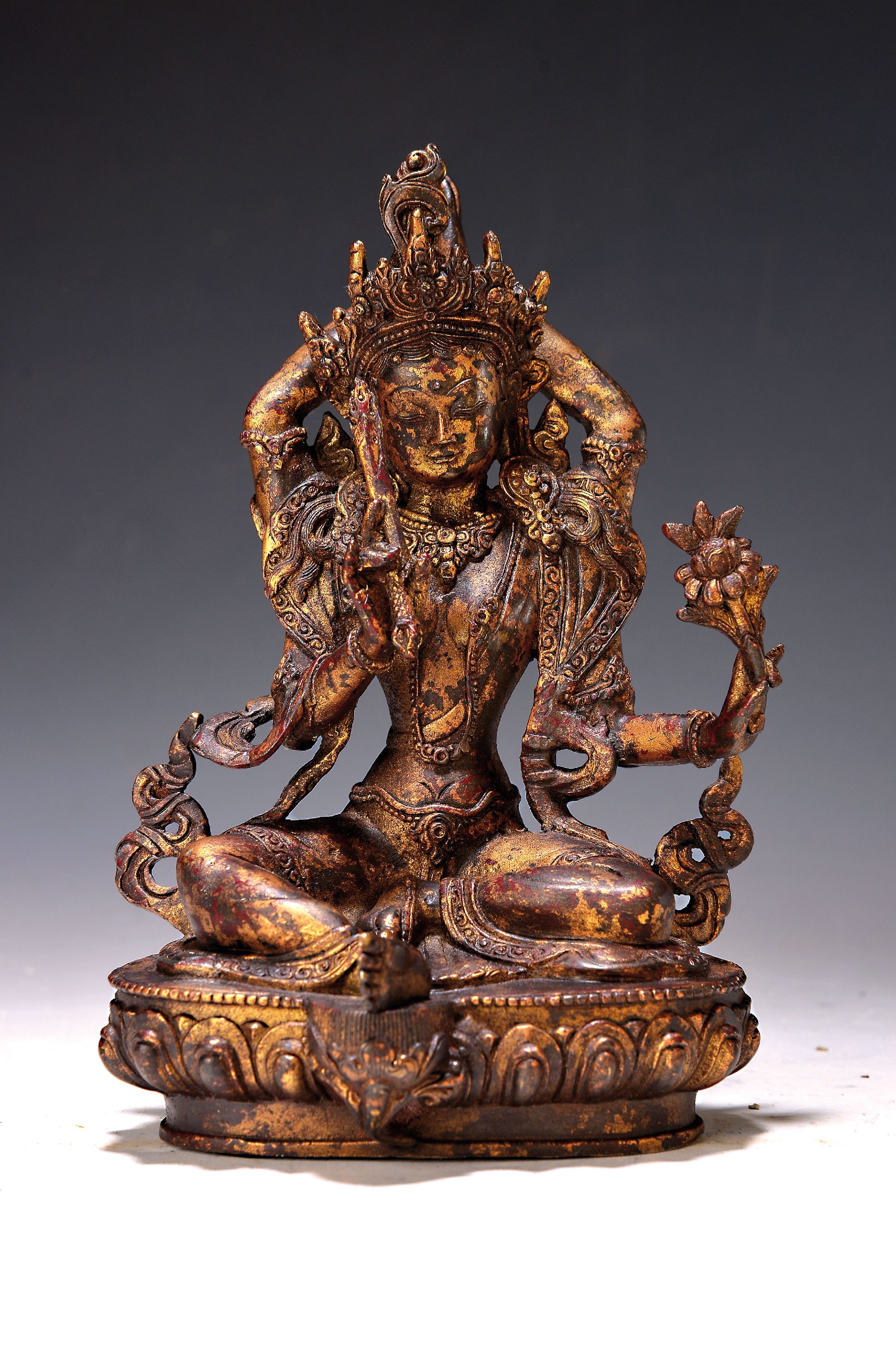Eine der einundzwanzig Taras (nach Surygupta) - Shoka-vinodana, Tara vieramig, Nepal, 20. Jh., Bronze, teilvergoldet, H. ca. 21 cm