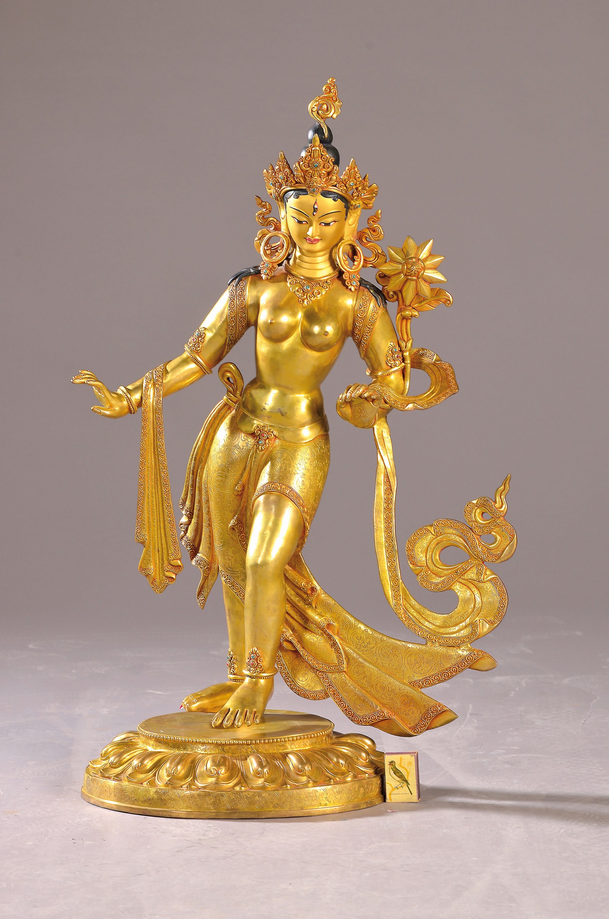 Große weiße Tara, Nepal, 20. Jh.,"Gottheit des langen Lebens", Kupferlegierung, vergoldet, ikonographische Bemalung des Gesichtes wohl ...